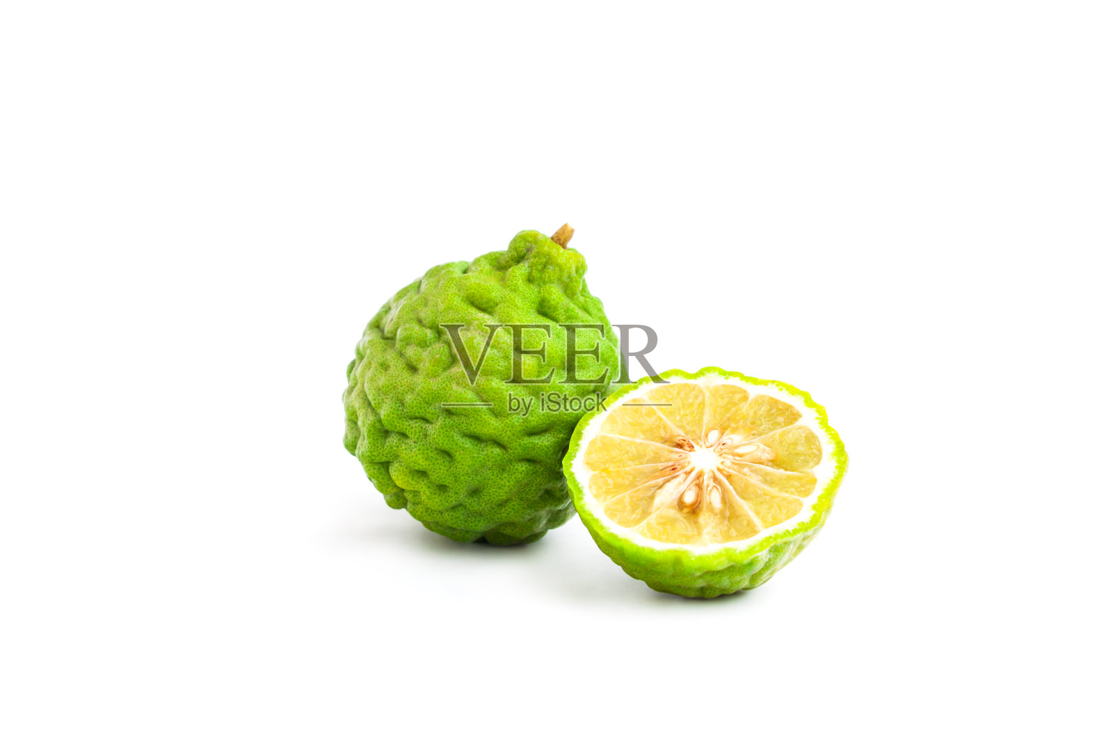 新鲜佛手柑水果或卡菲莱姆水果，切成半片孤立在白色背景，有机草本水果照片摄影图片