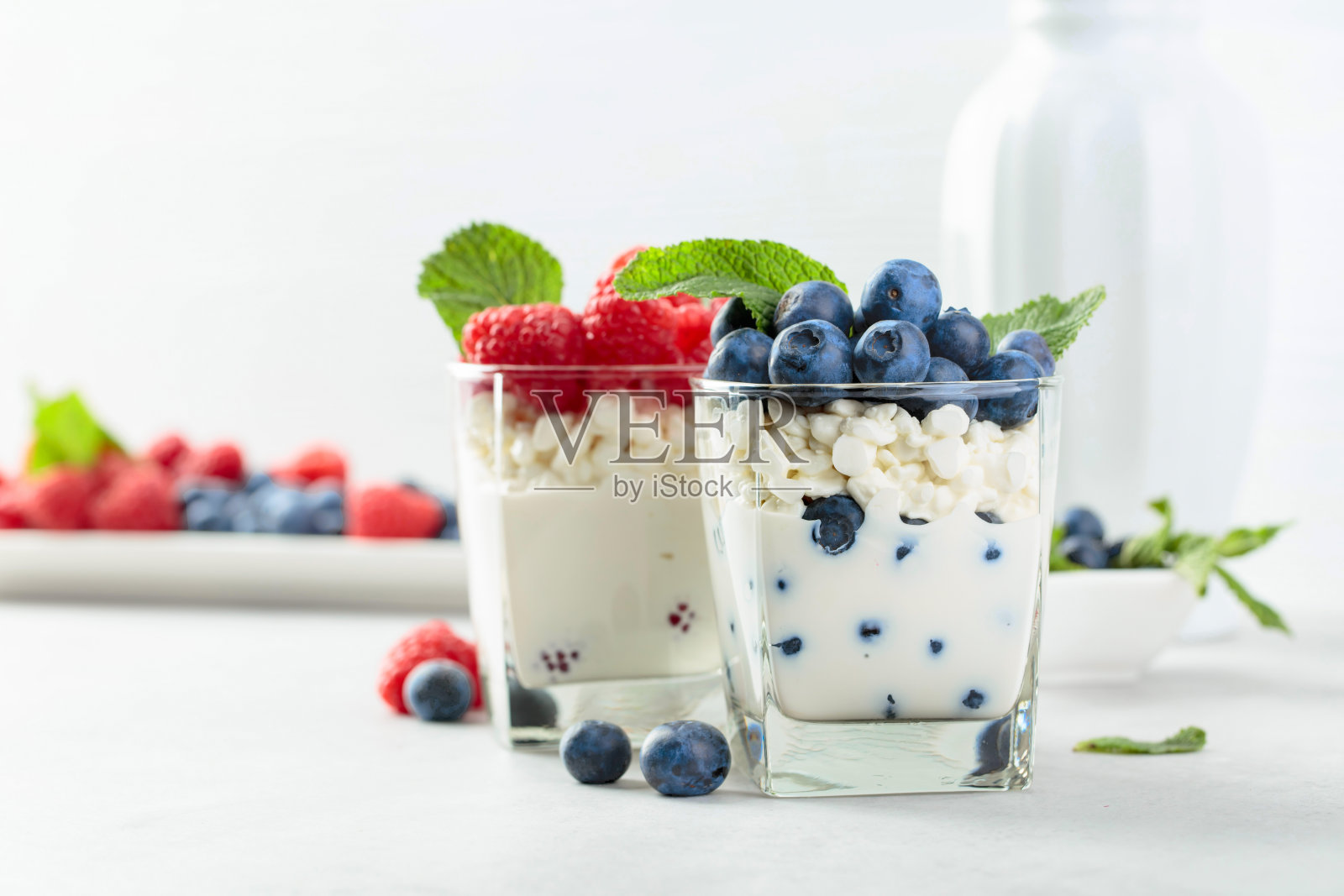 浆果和薄荷的豆腐甜点。照片摄影图片