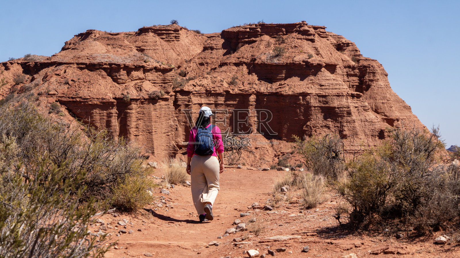 女人徒步旅行照片摄影图片