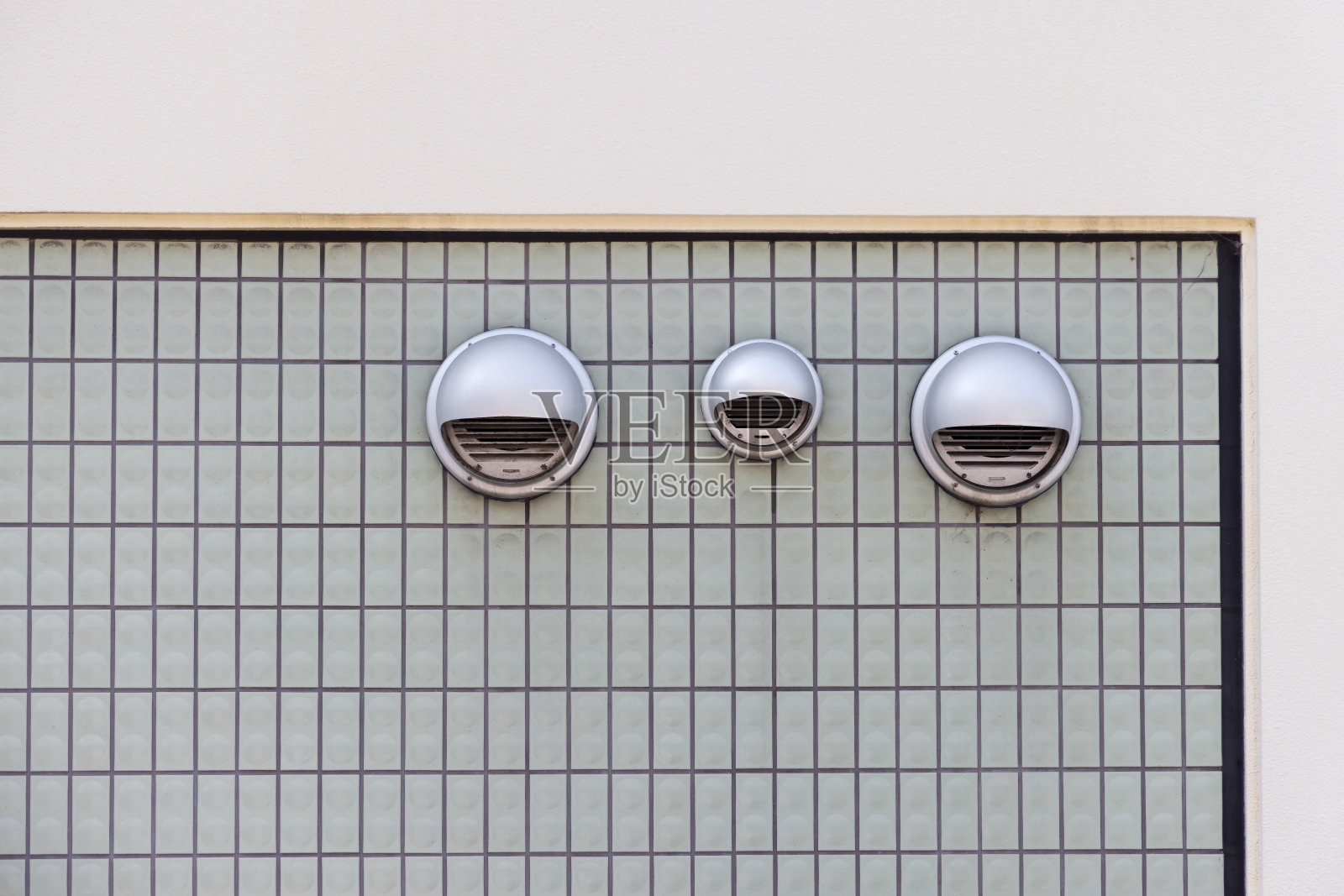 贴瓷砖的房子墙壁，有通风口照片摄影图片