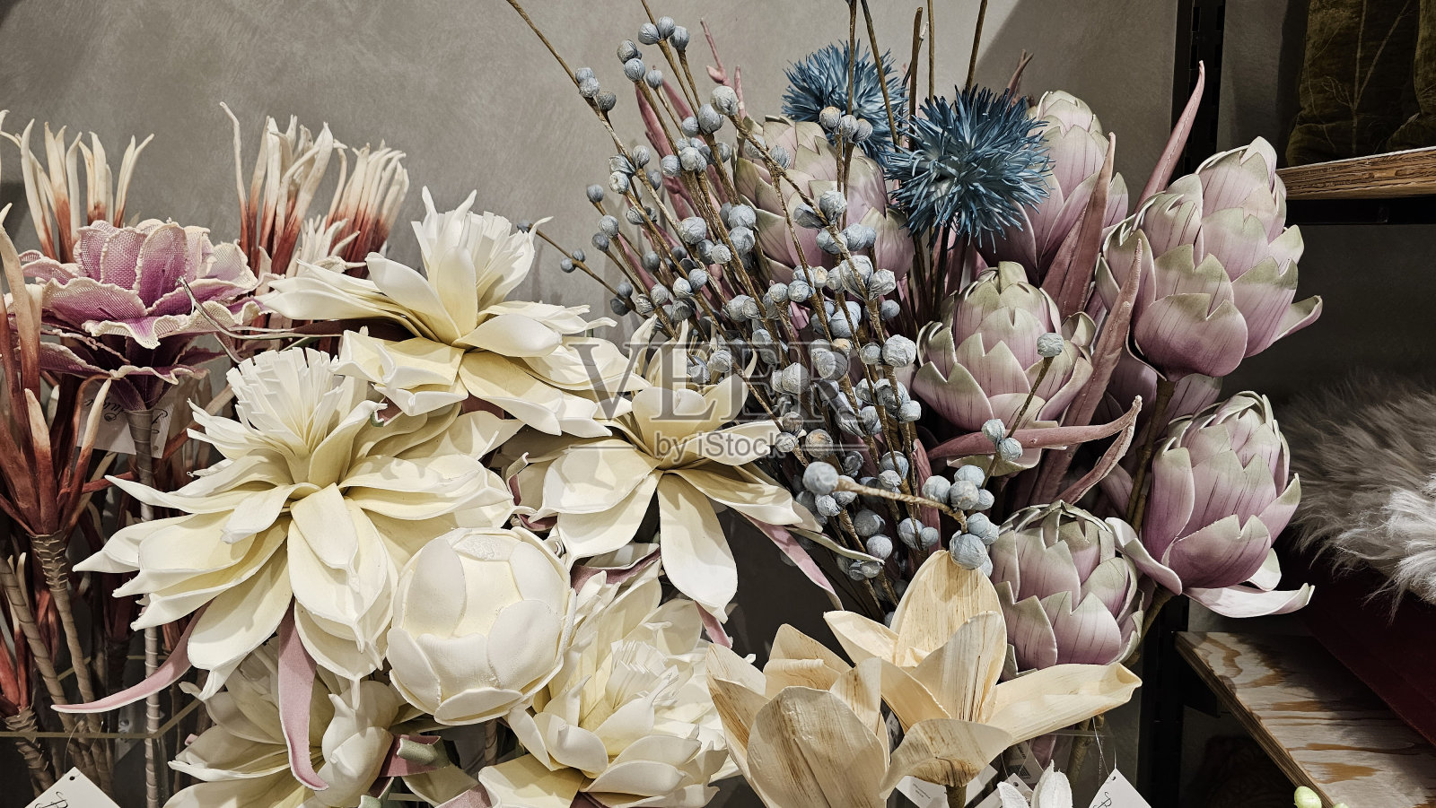 室内装饰用的一束人造花。照片摄影图片