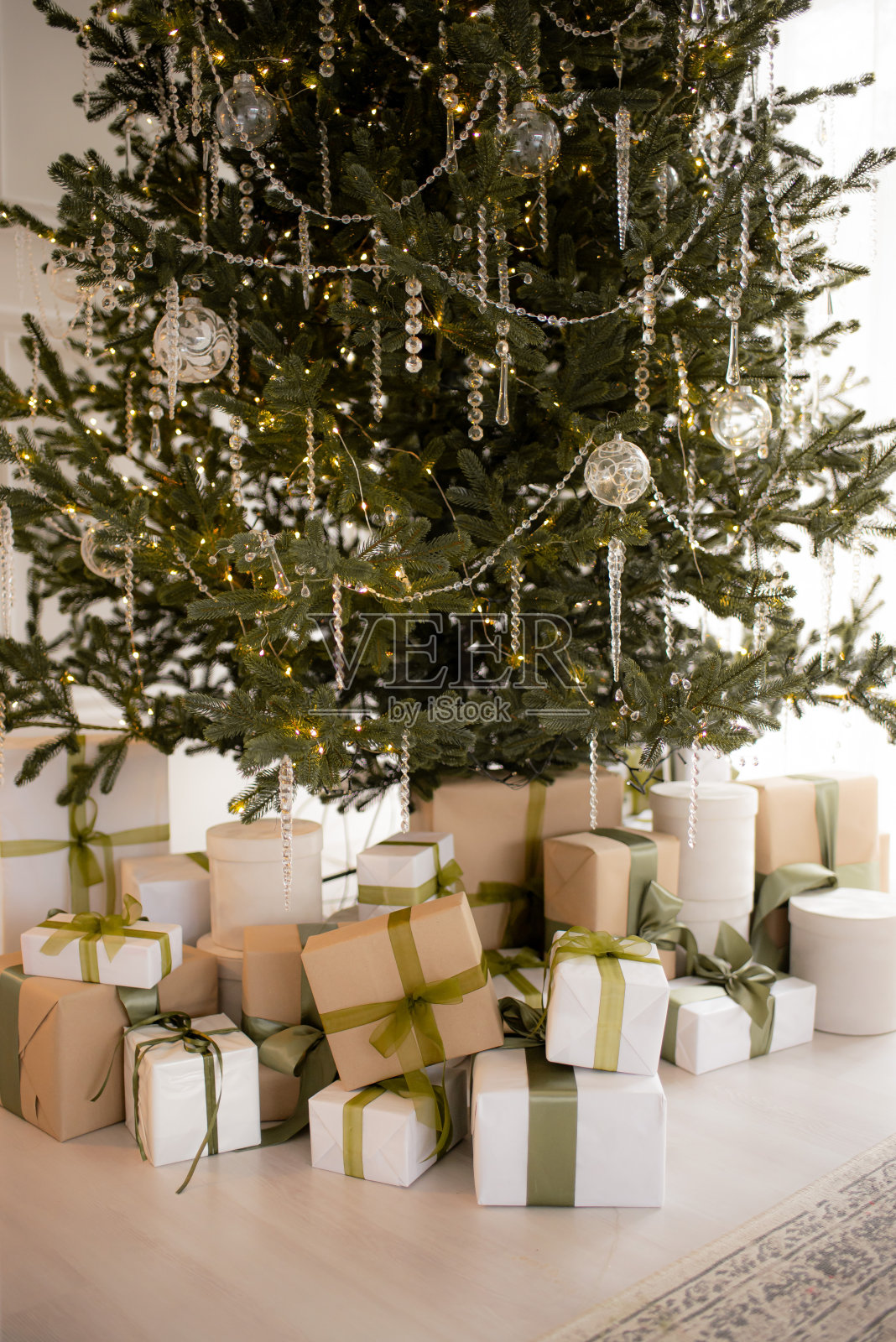 圣诞树下装着礼物的圣诞盒子照片摄影图片