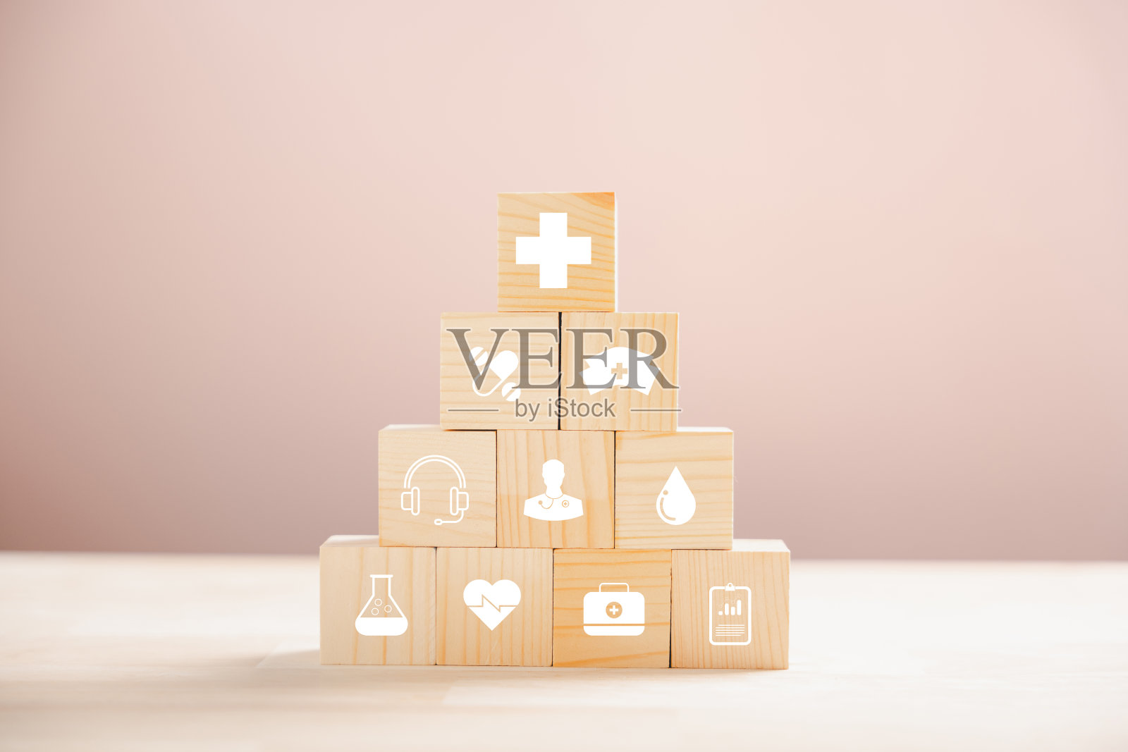 医学符号堆放在木块上照片摄影图片