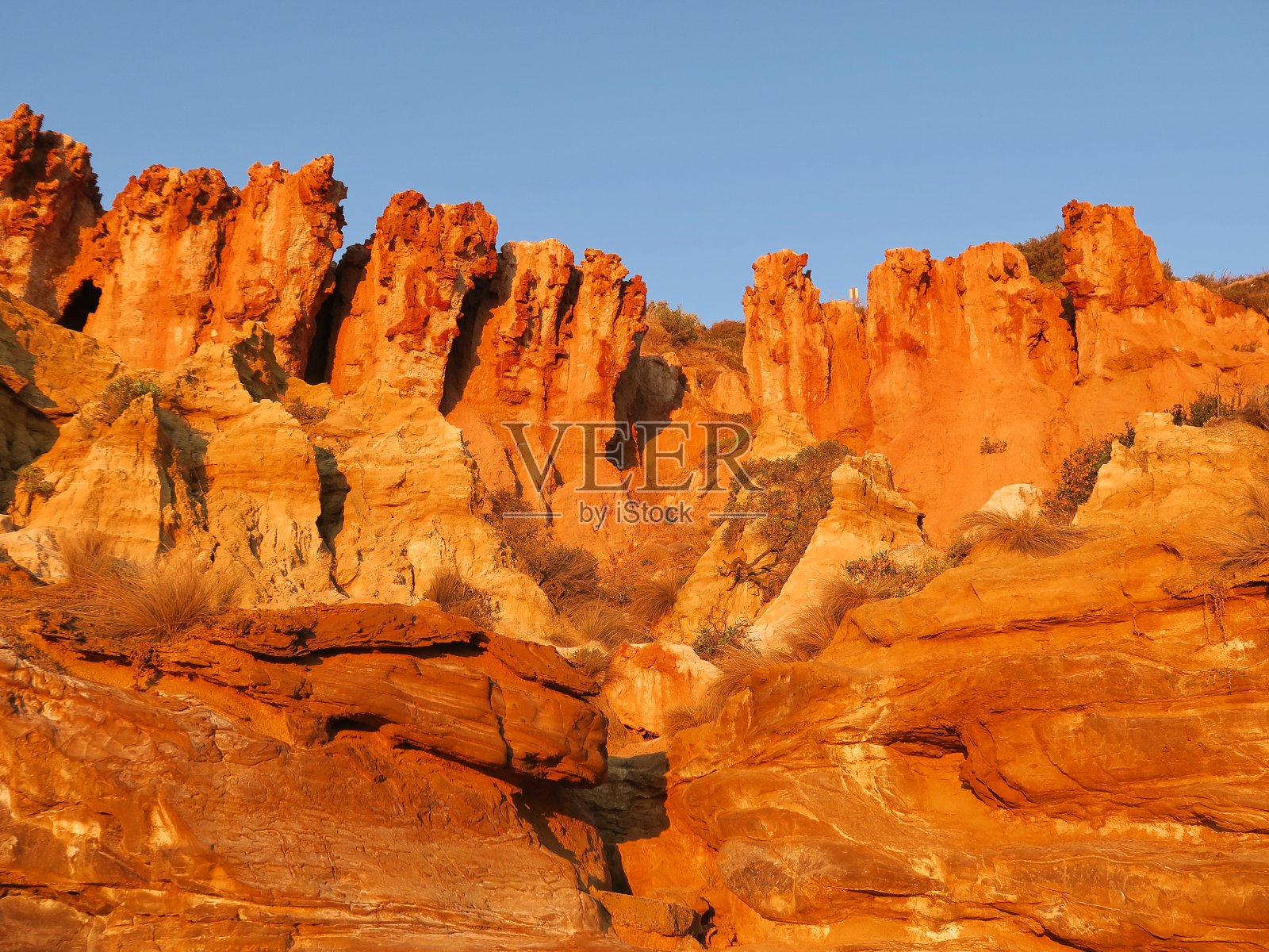 日落时分，如梦似幻的红色悬崖照片摄影图片