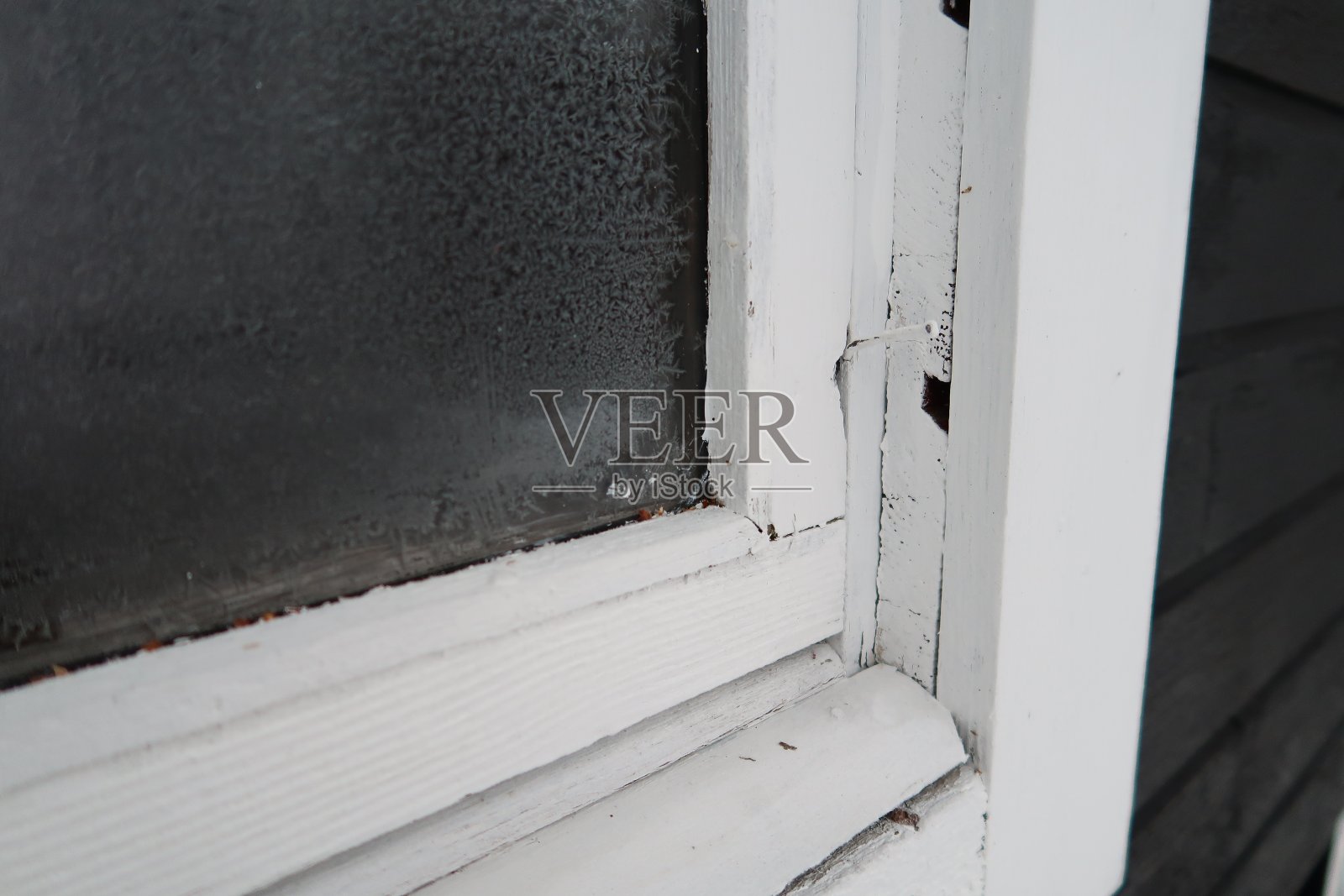 黑色室外桑拿房结霜的窗户照片摄影图片