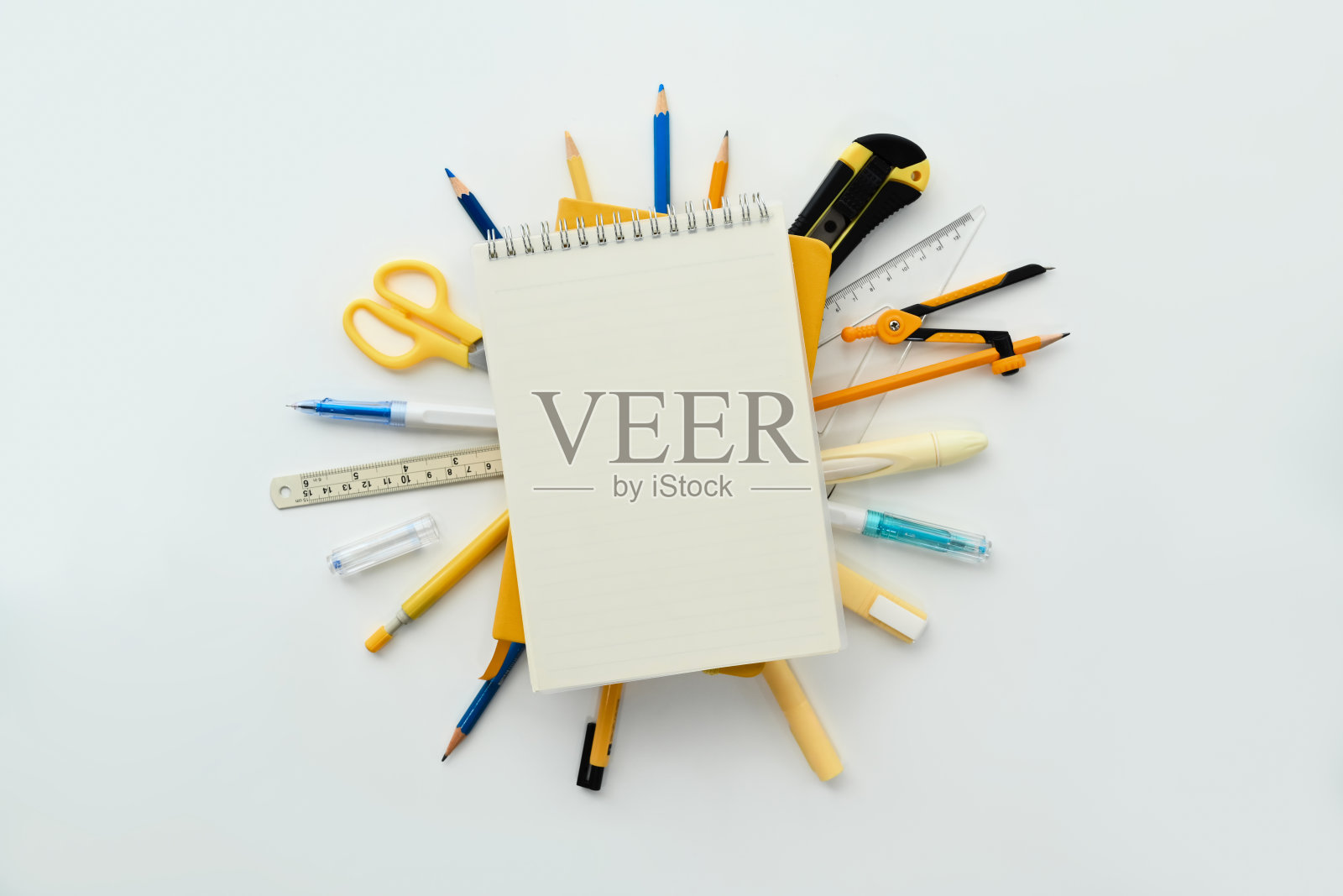 空白记事本和白色背景的学校文具。返校和国际教育日照片摄影图片