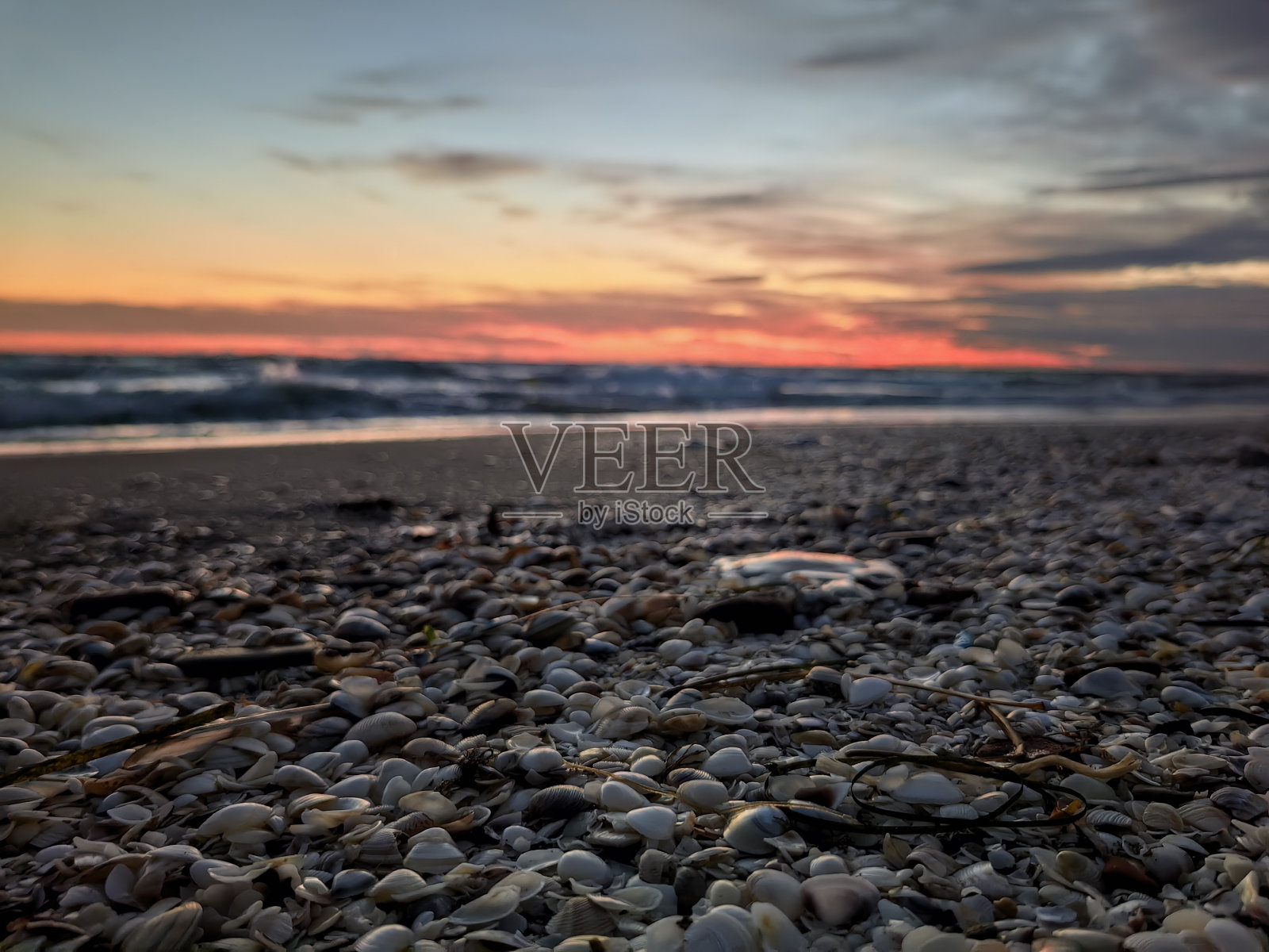 日落时天空的非凡色彩照片摄影图片