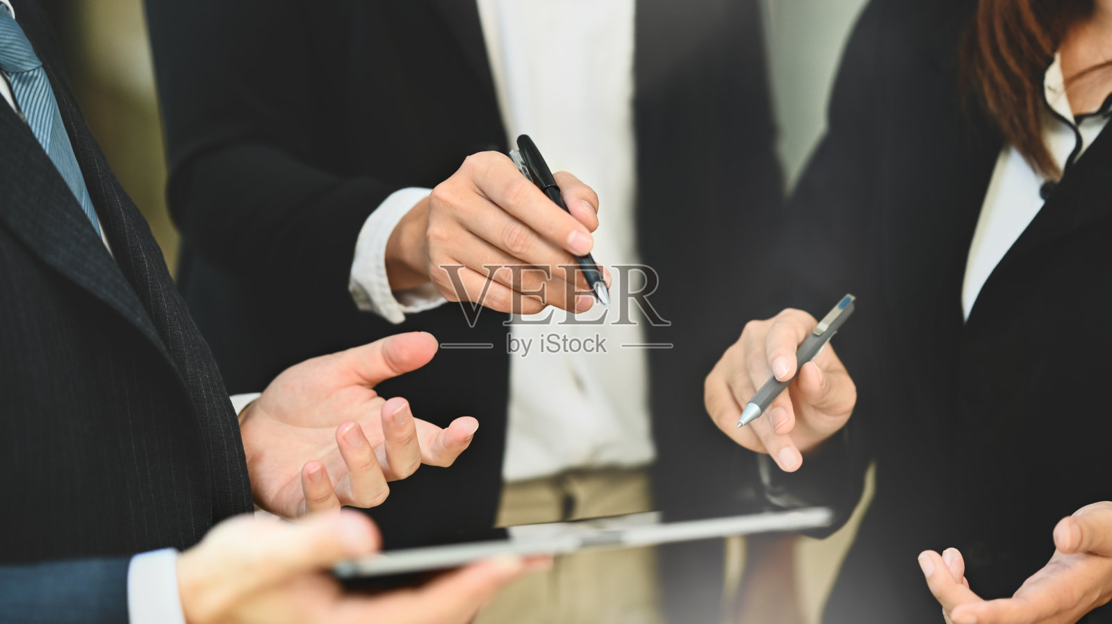 商业团队负责人向同事解释项目信息的剪辑镜头照片摄影图片