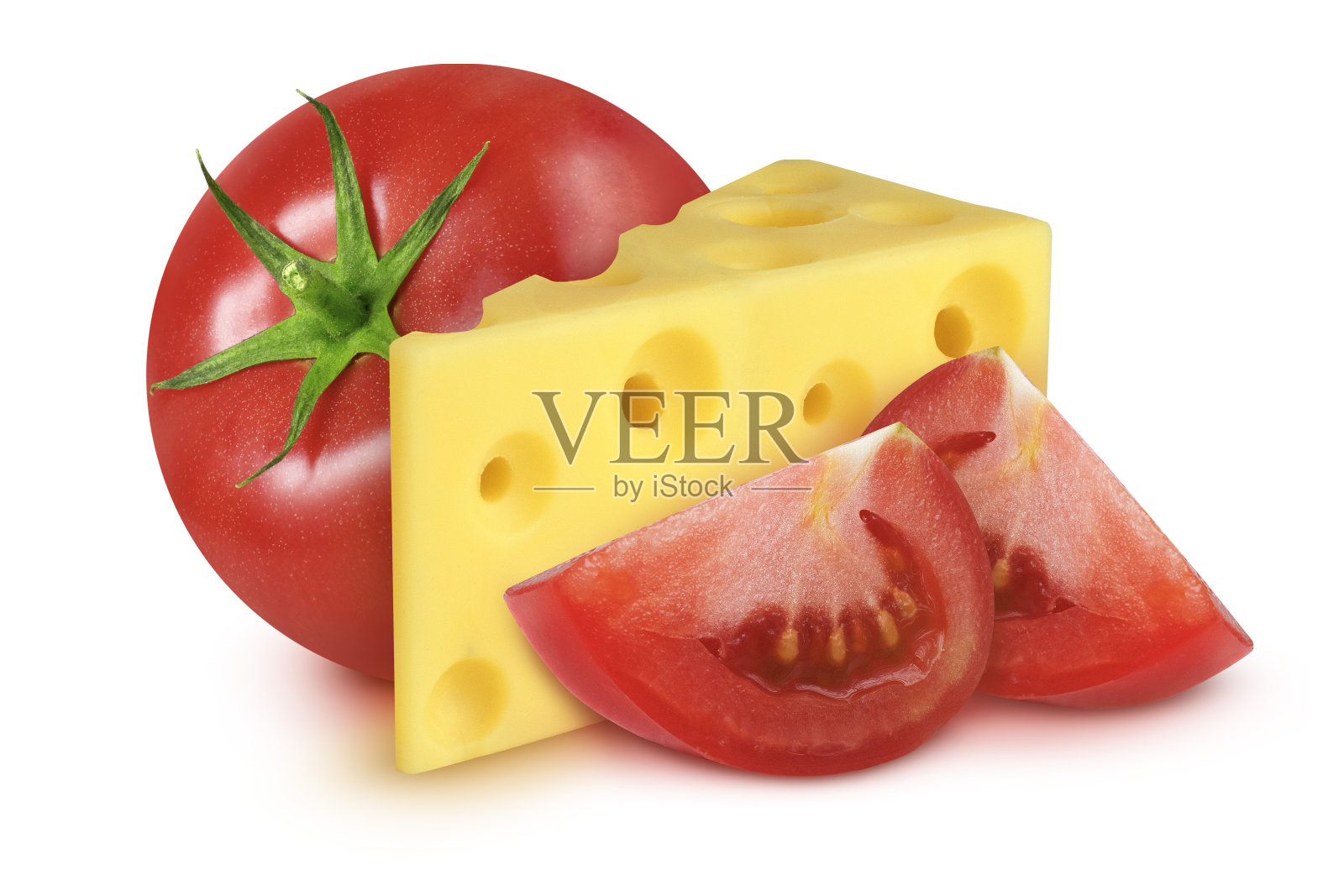 有洞的奶酪(maasdam)，整个和切好的西红柿放在孤立的白色背景上。照片摄影图片