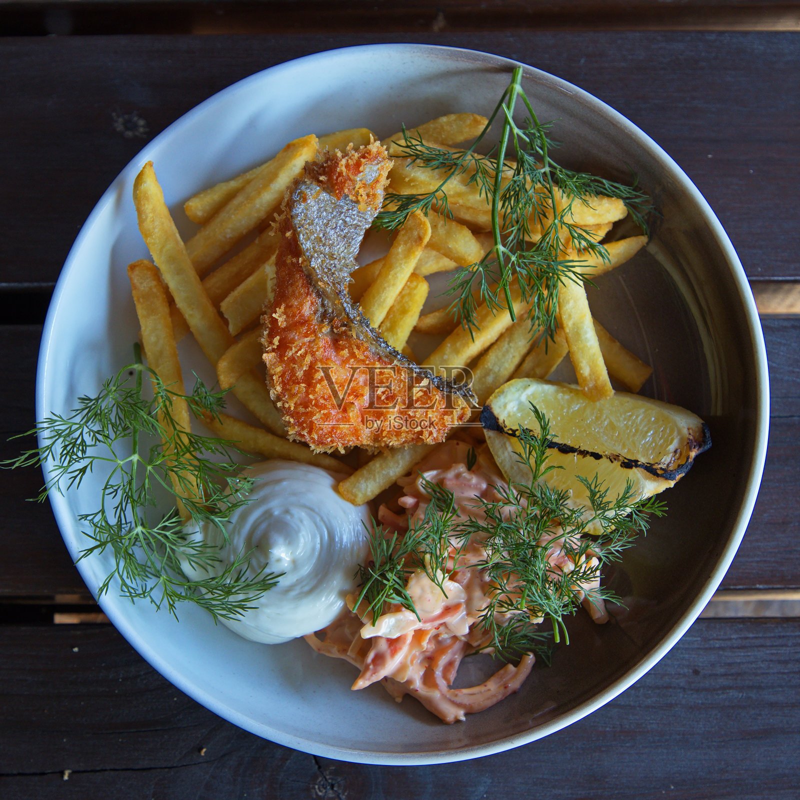 在Trosa, Södermanland，瑞典，欧洲，儿童部分的鱼和薯条照片摄影图片