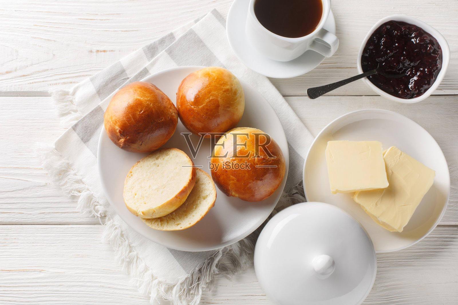 Hveteboller挪威豆蔻甜面包配黄油、果酱和咖啡(特写)。水平俯视图照片摄影图片