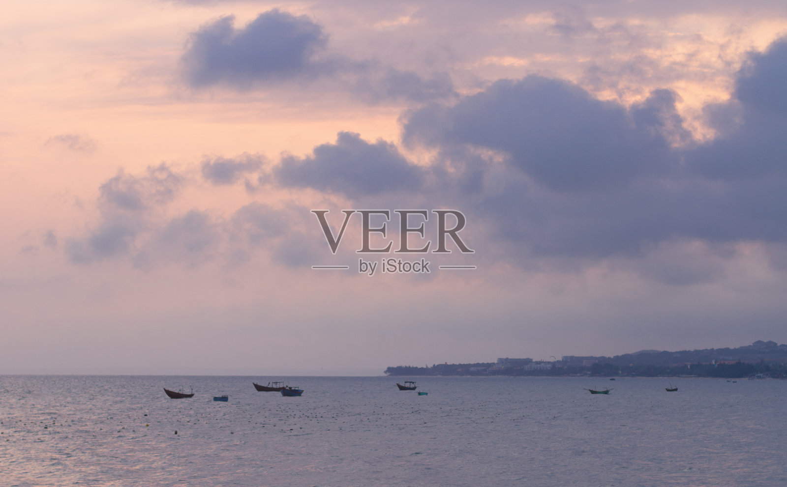 越南海上的日落。照片摄影图片