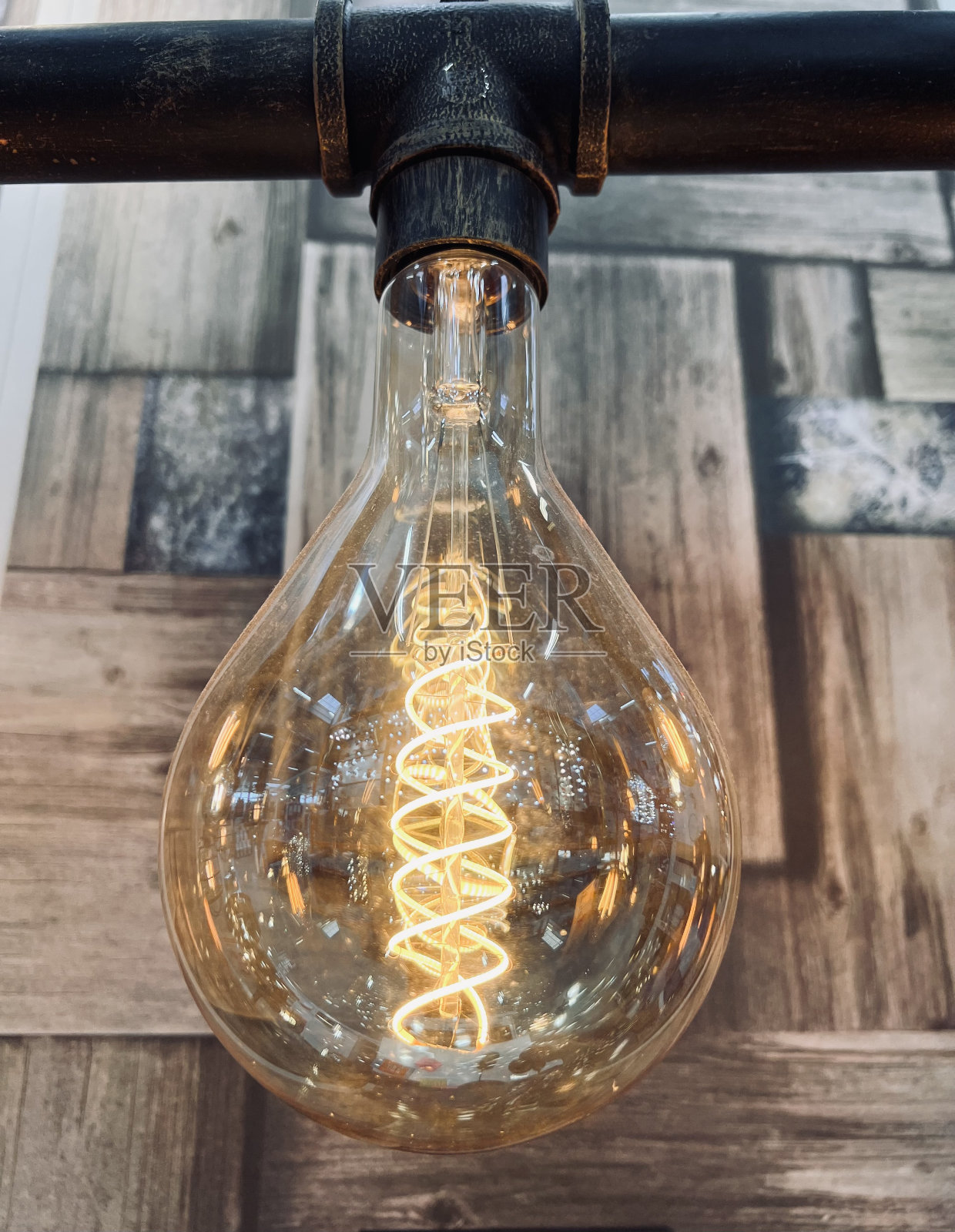 发光的和谐:光与反射的舞蹈照片摄影图片