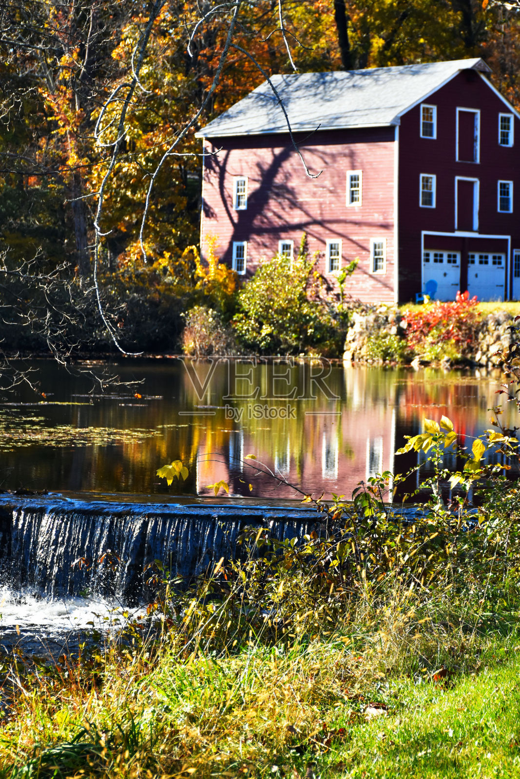 倒影溪流旁的乡村小屋照片摄影图片