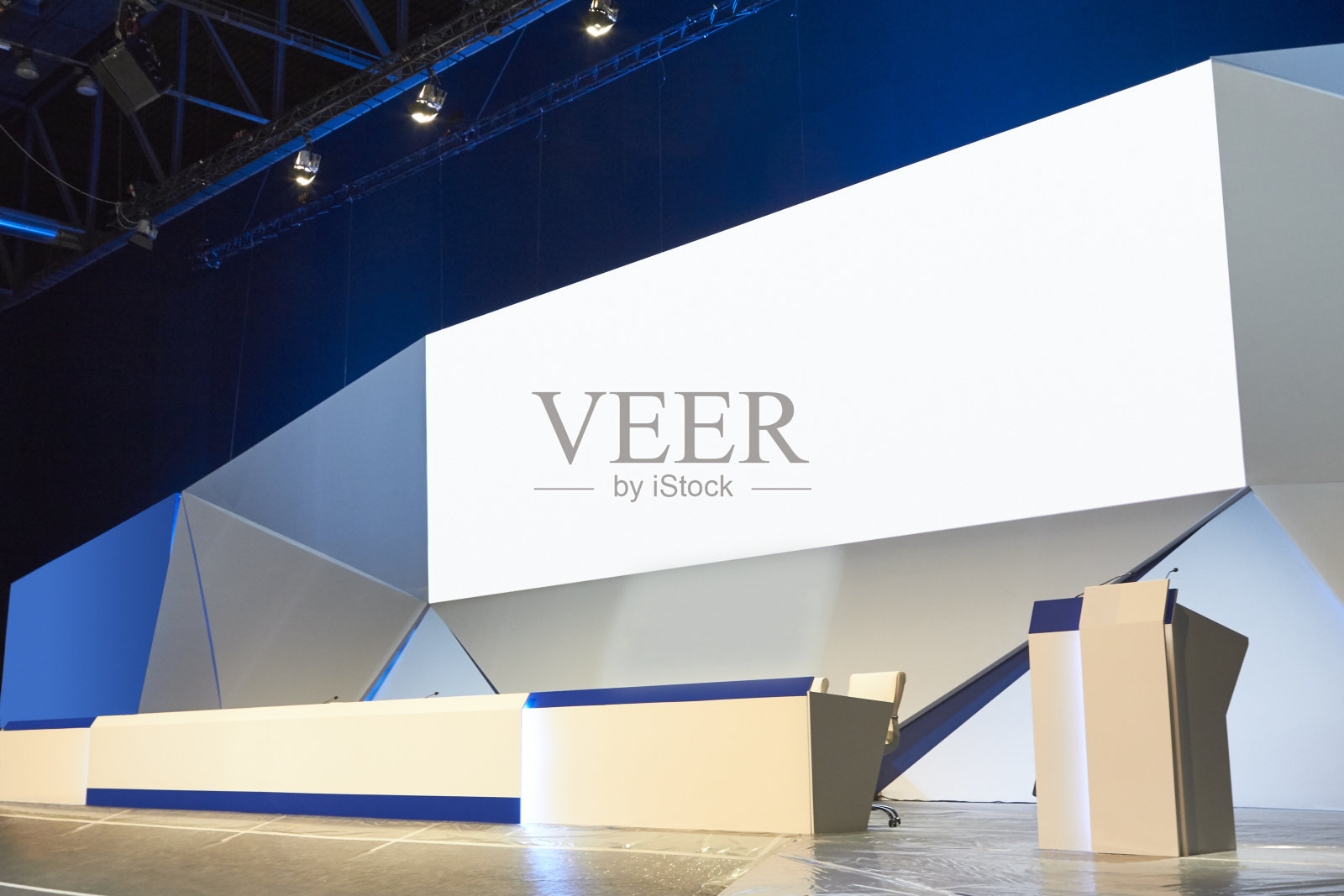 会议大厅。带讲台的会议中心。专业会议。峰会照片摄影图片