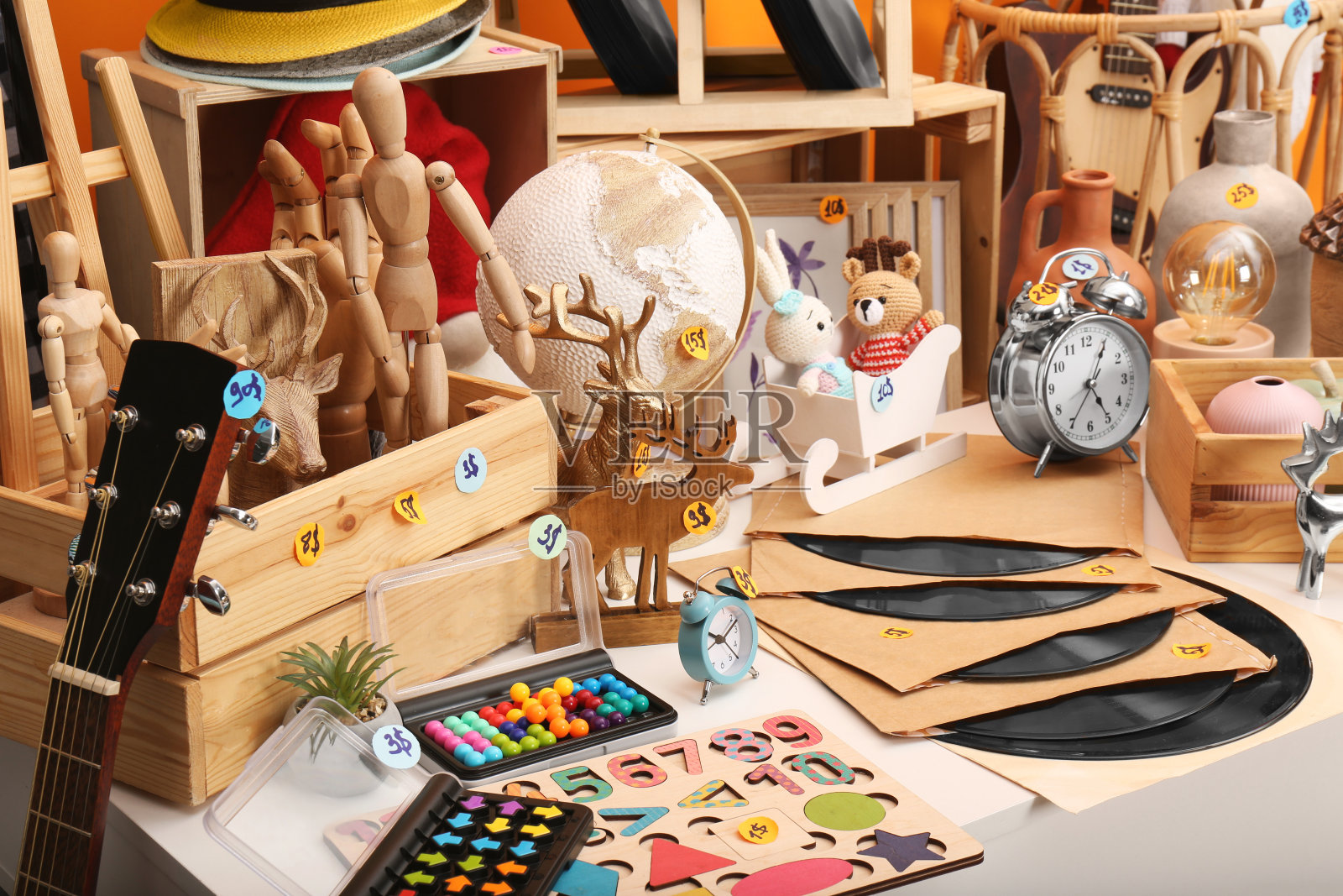 房间里有很多不同的东西。现场旧货出售照片摄影图片