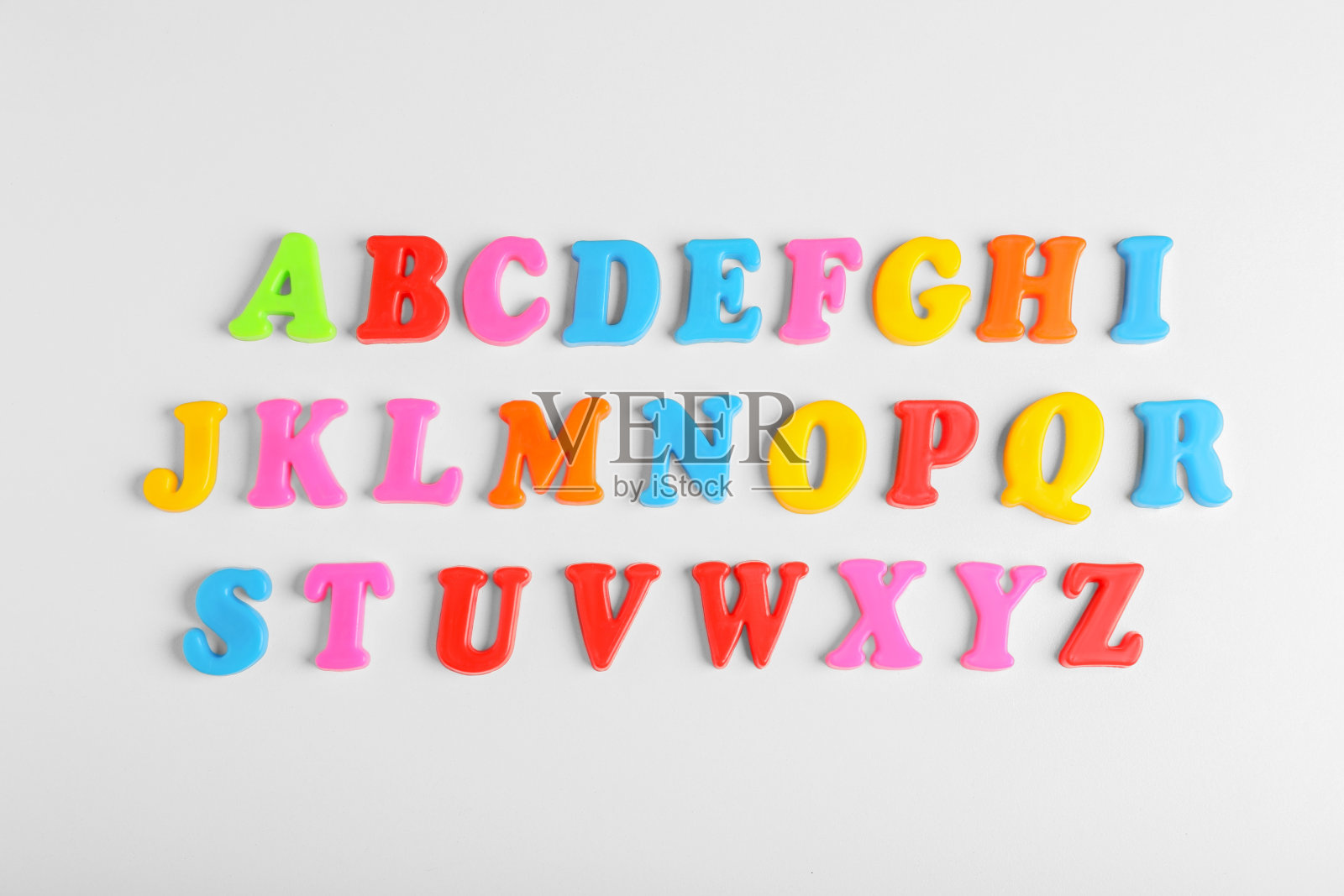 彩色磁性字母，白色背景，平铺。字母顺序排列照片摄影图片