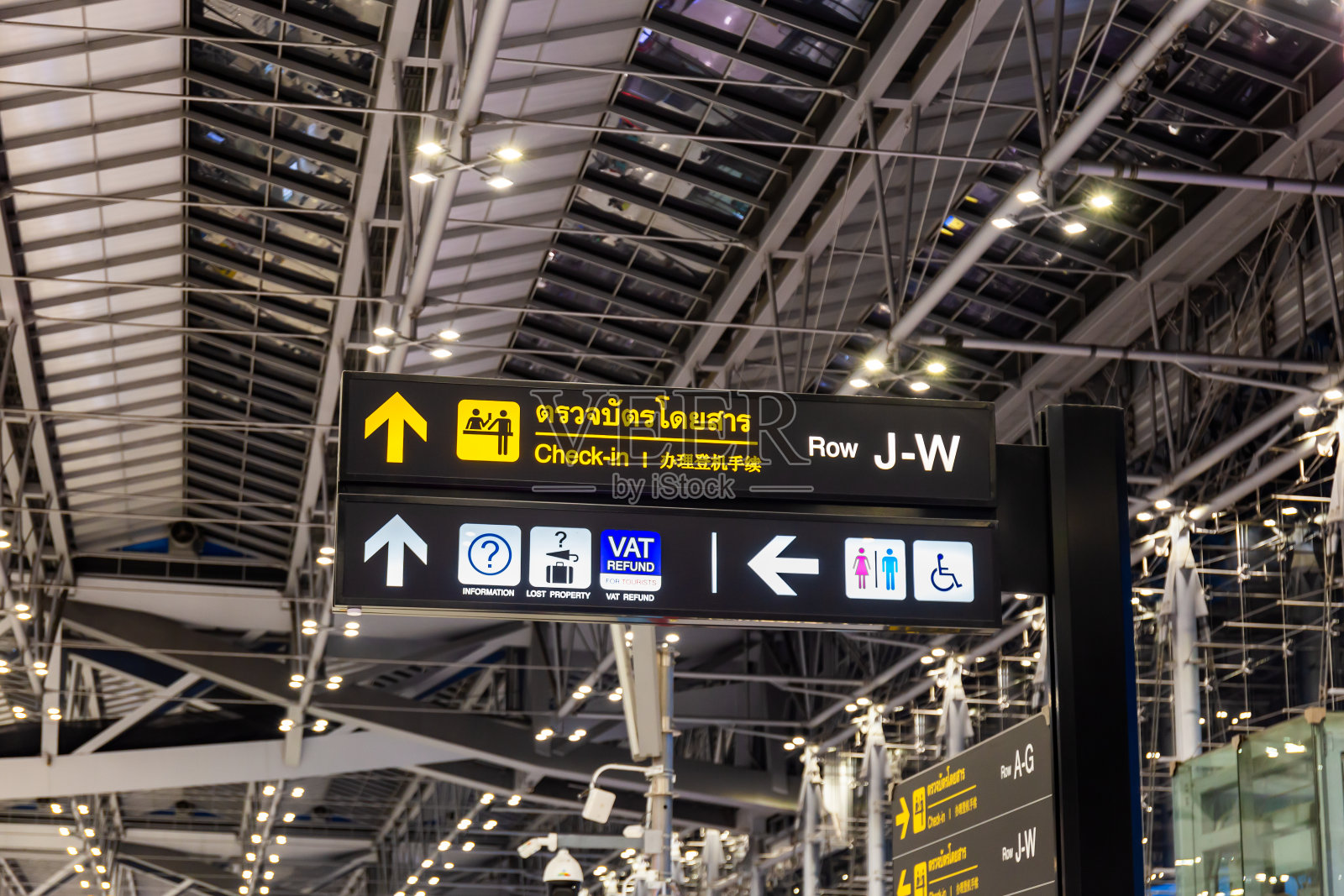 机场值机标志，带有洗手间标志、退税信息等方向箭头。照片摄影图片