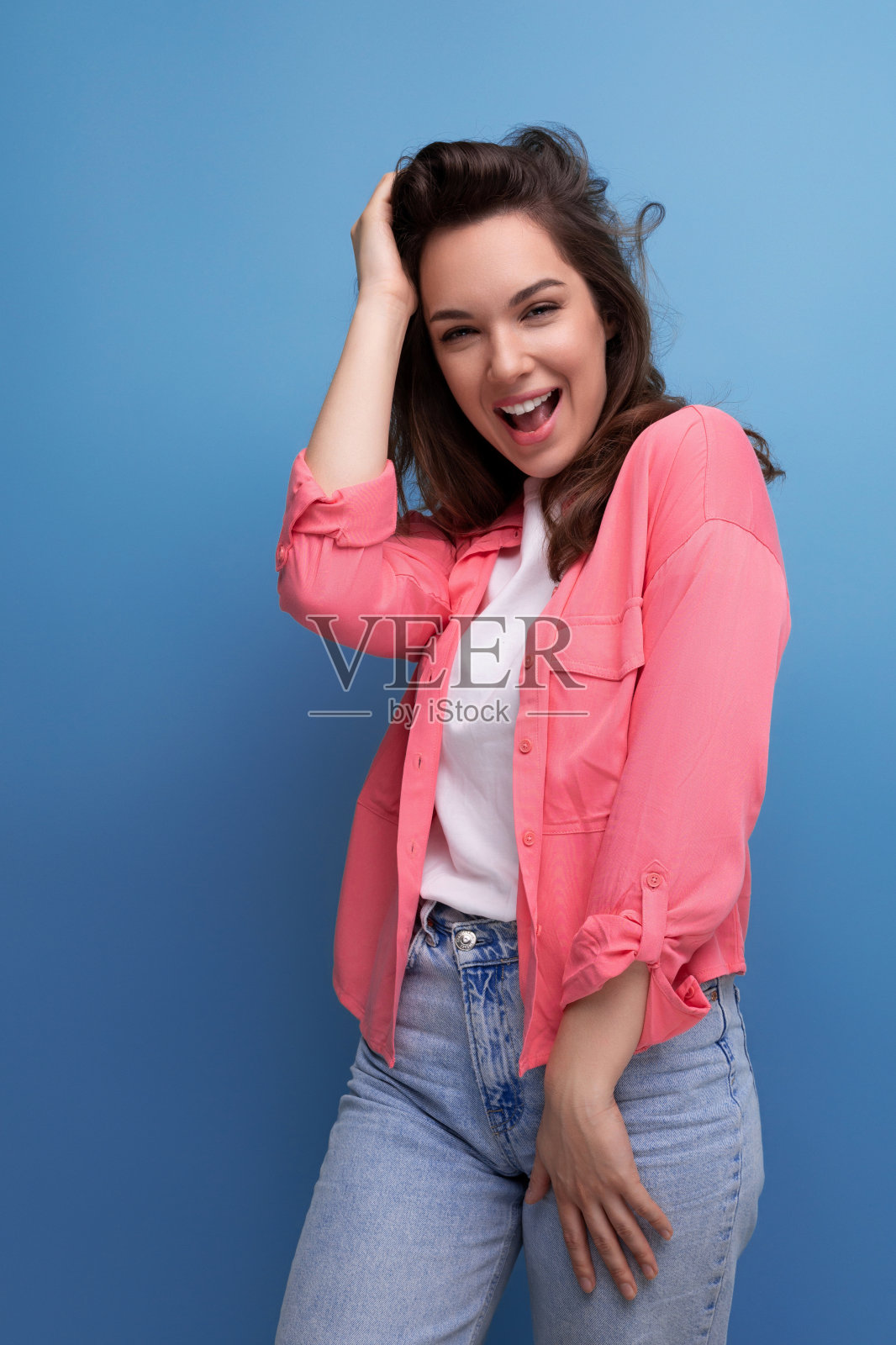 精心打扮的欧洲女人的肖像，随意的样子与工作室背景隔离照片摄影图片