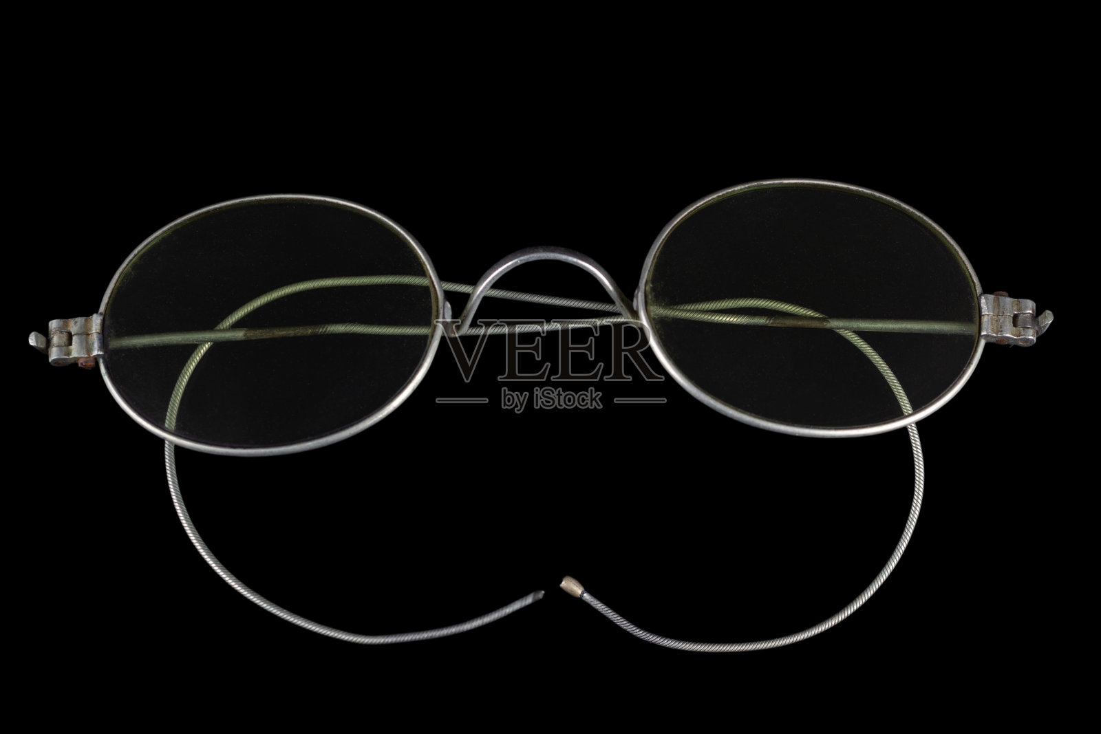 老式夹鼻眼镜。照片摄影图片