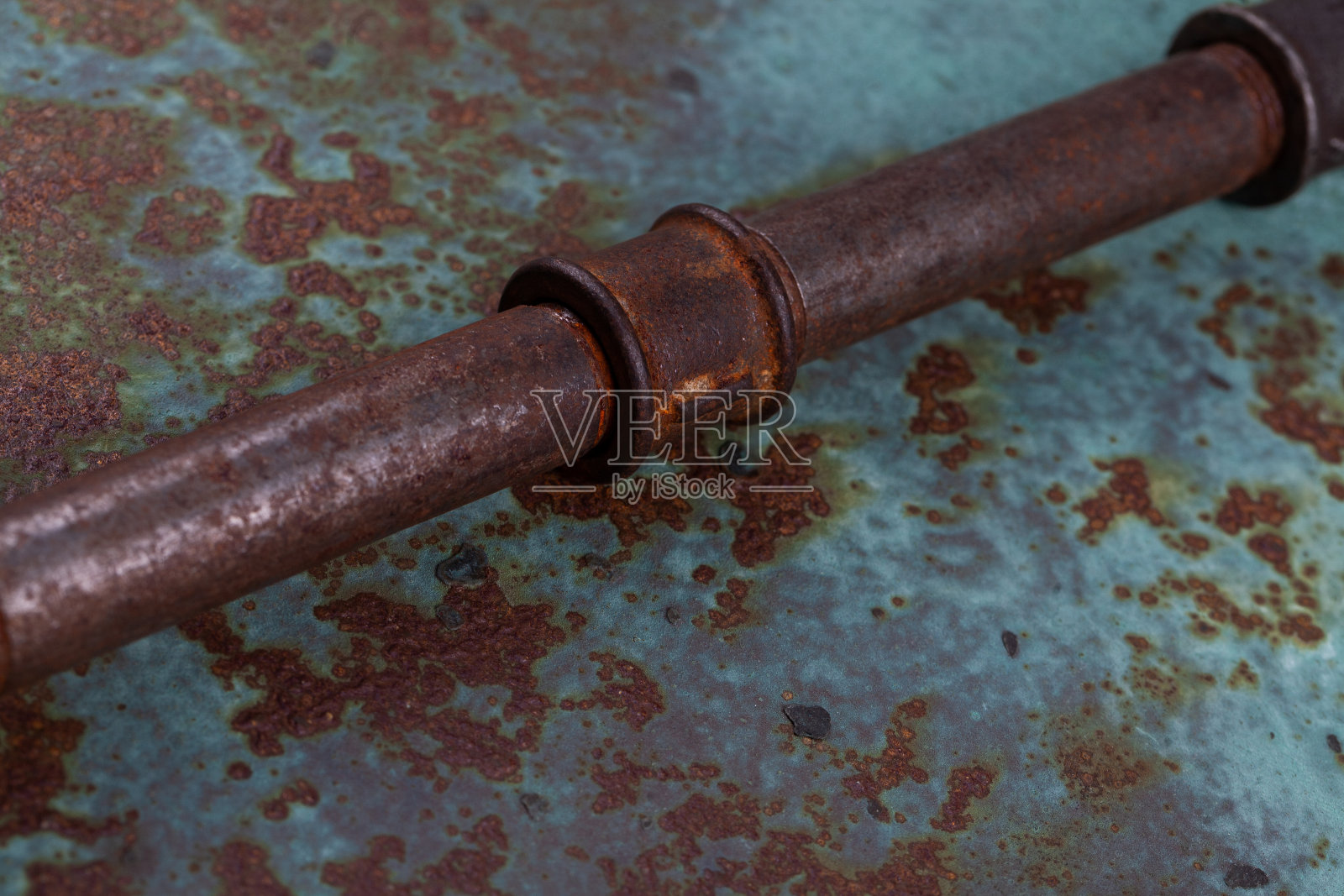 生锈的铅垂管挂在生锈的金属墙上照片摄影图片