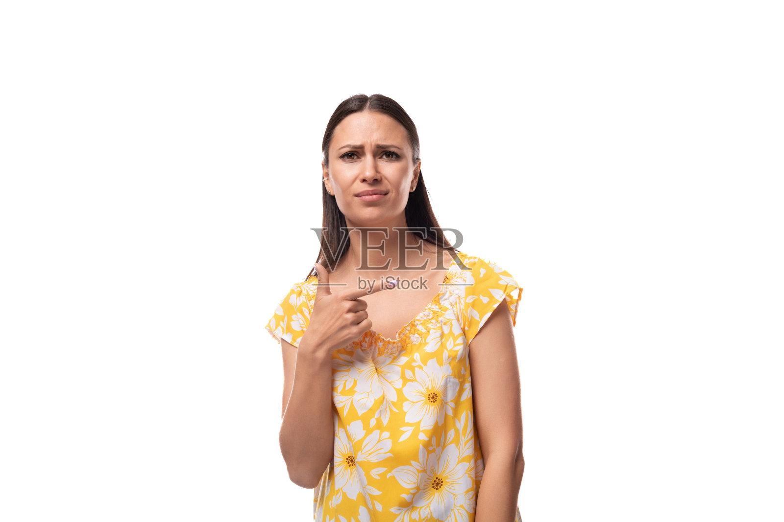 年轻漂亮的黑发女子穿着夏季黄色t恤，用手指着自己照片摄影图片