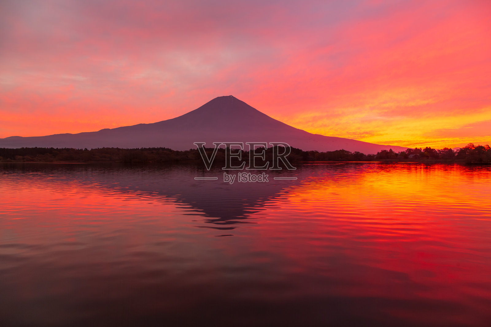 日出富士山反射在Tanuki湖的表面上照片摄影图片
