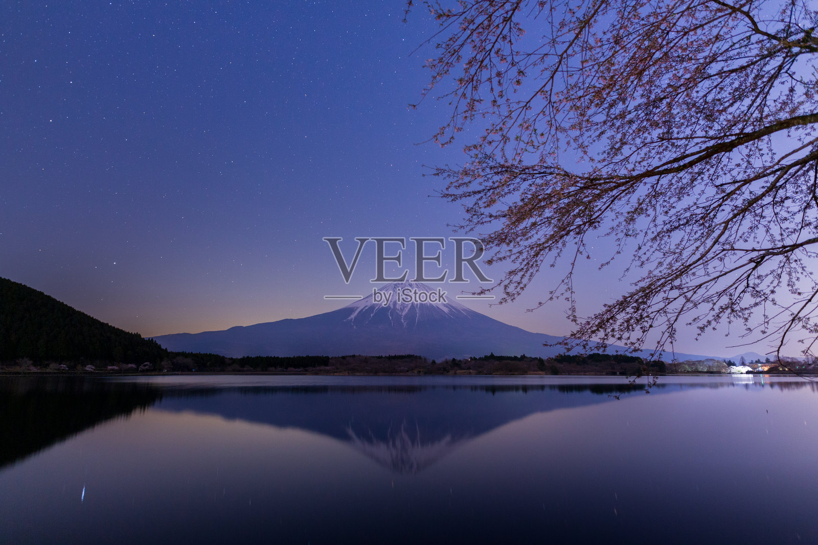 日出富士山反射在Tanuki湖的表面上照片摄影图片