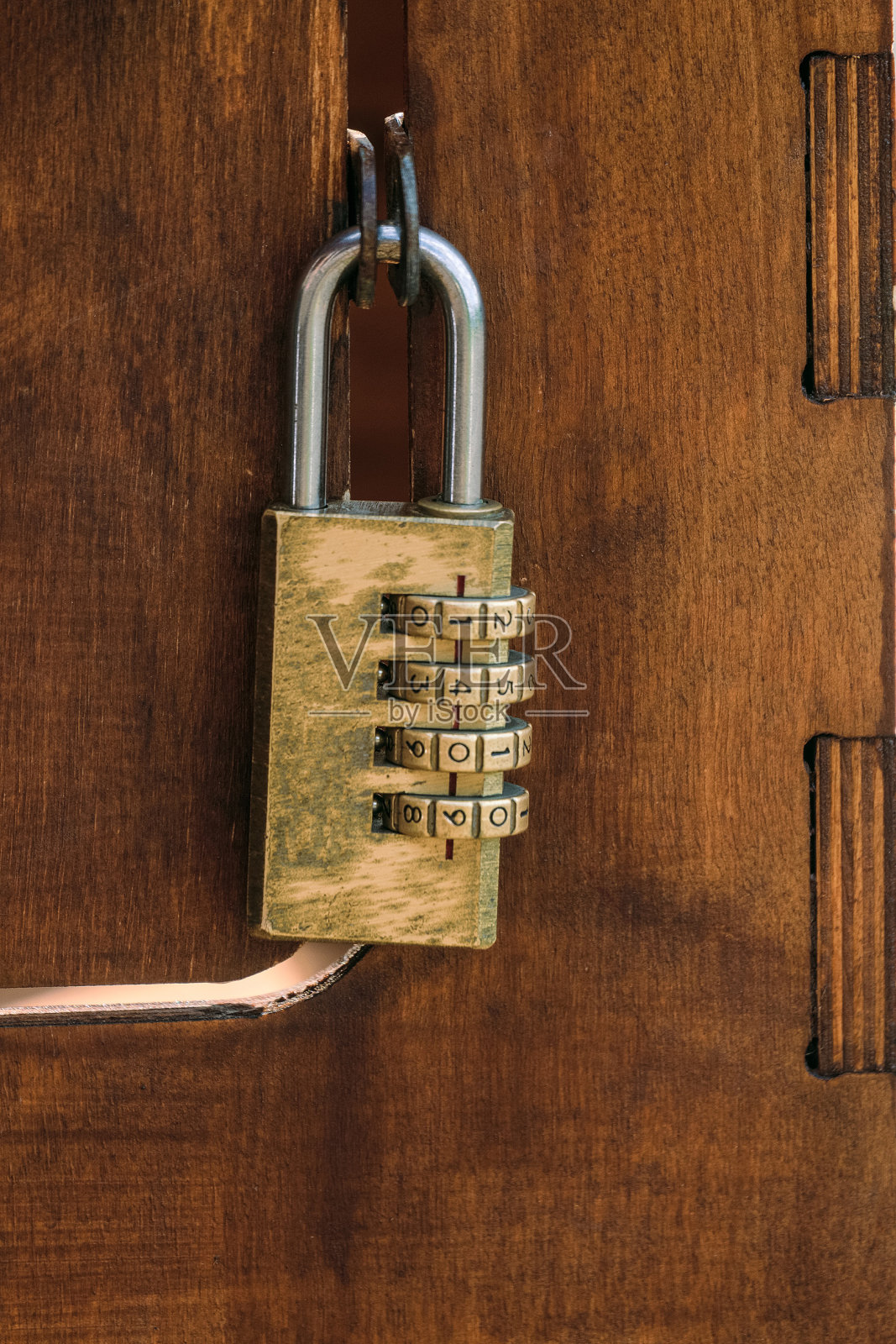 木门上的密码挂锁。关闭了。照片摄影图片