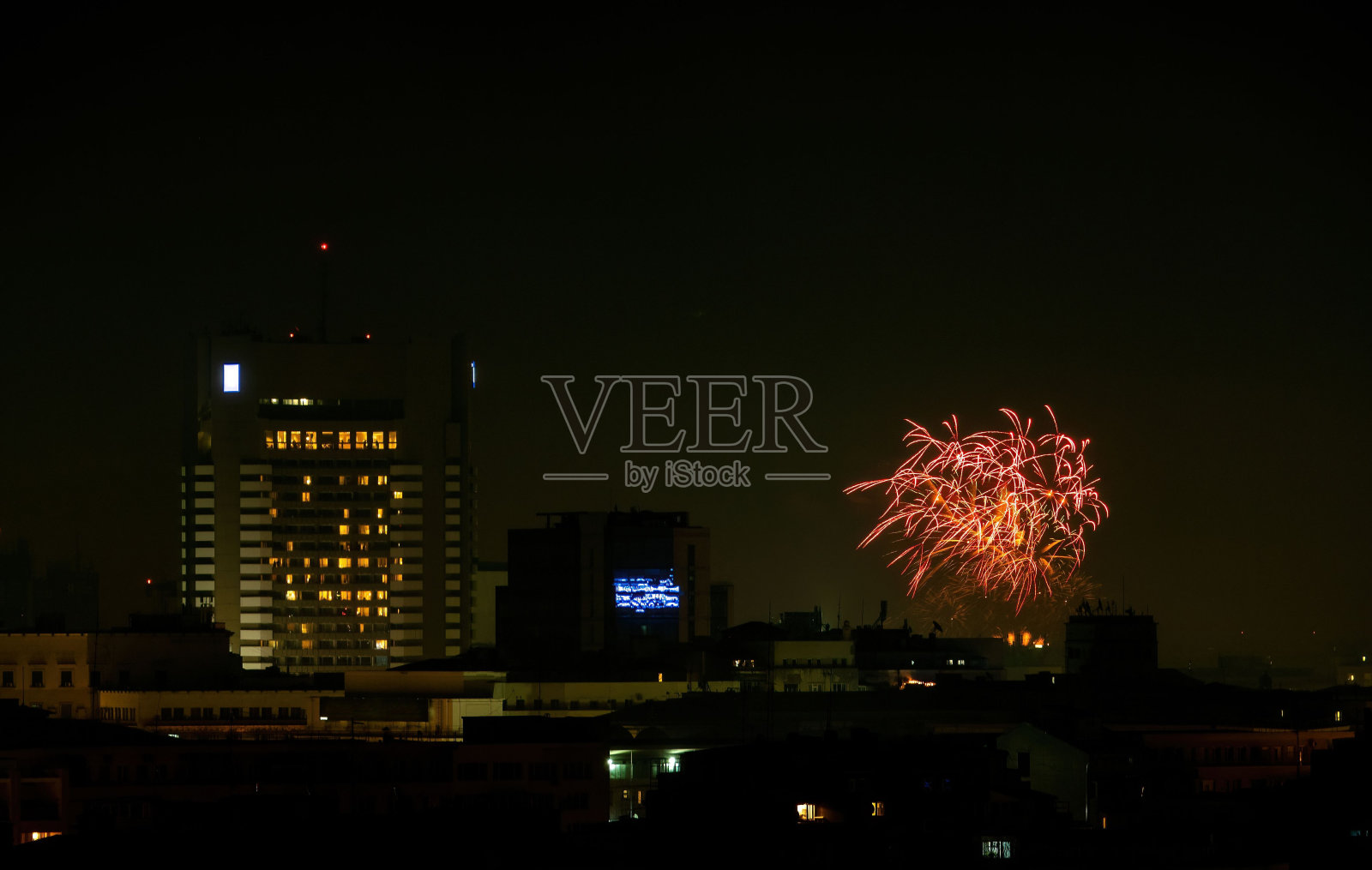 五彩缤纷的烟花照亮了这座充满活力的城市的夜空照片摄影图片