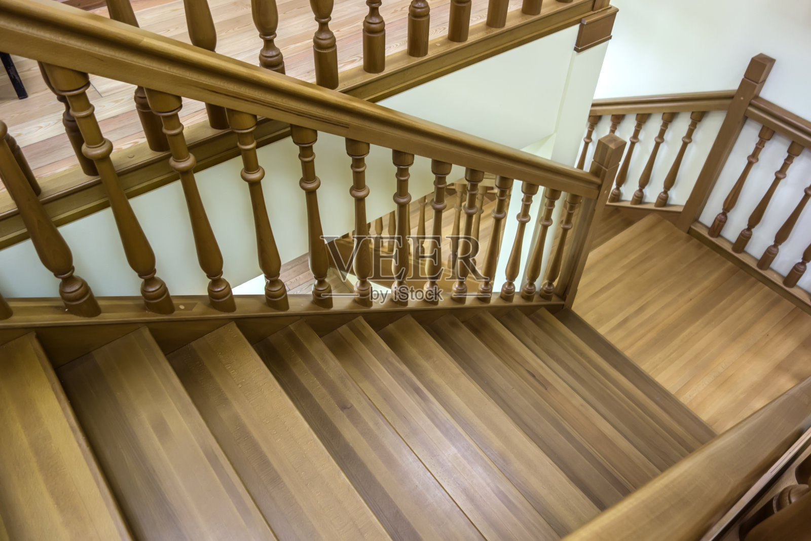 现代化的复古木制楼梯，室内的古董楼梯照片摄影图片