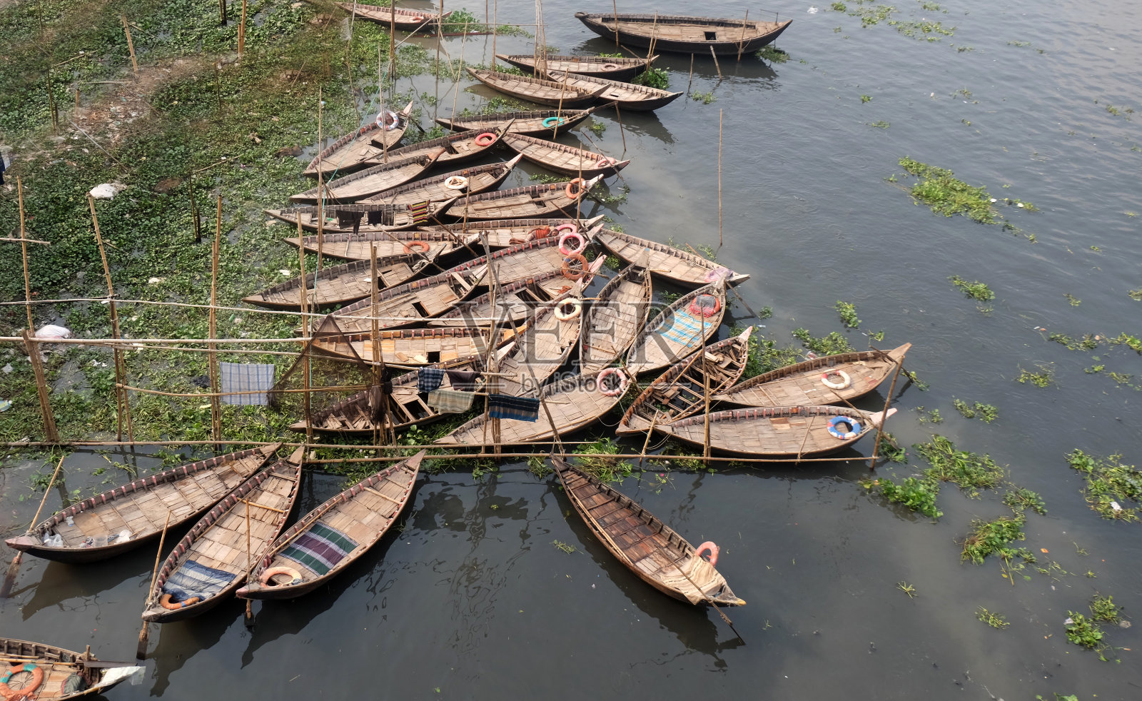 在这个国家，由于母亲河的缘故，达卡布里甘加河两岸的人们乘船过河。照片摄影图片