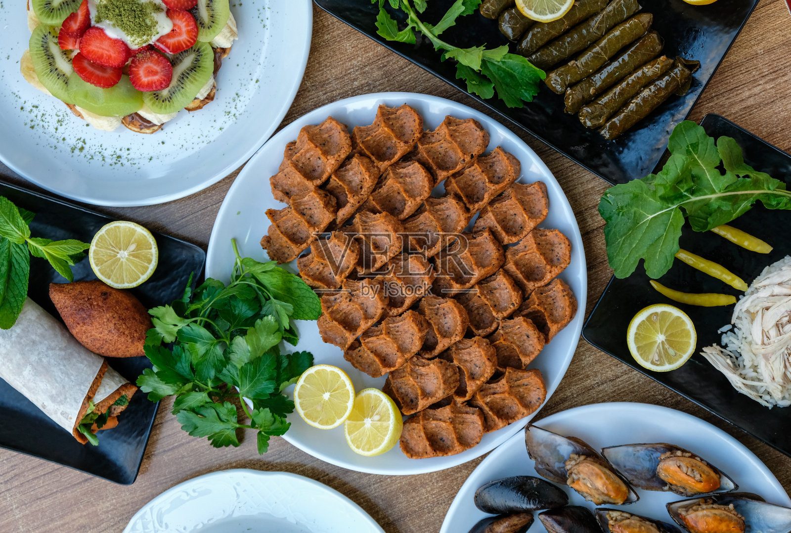 传统的土耳其开胃菜，Çig Köfte，媒体牡蛎，包葡萄叶，ishli kofte，照片摄影图片