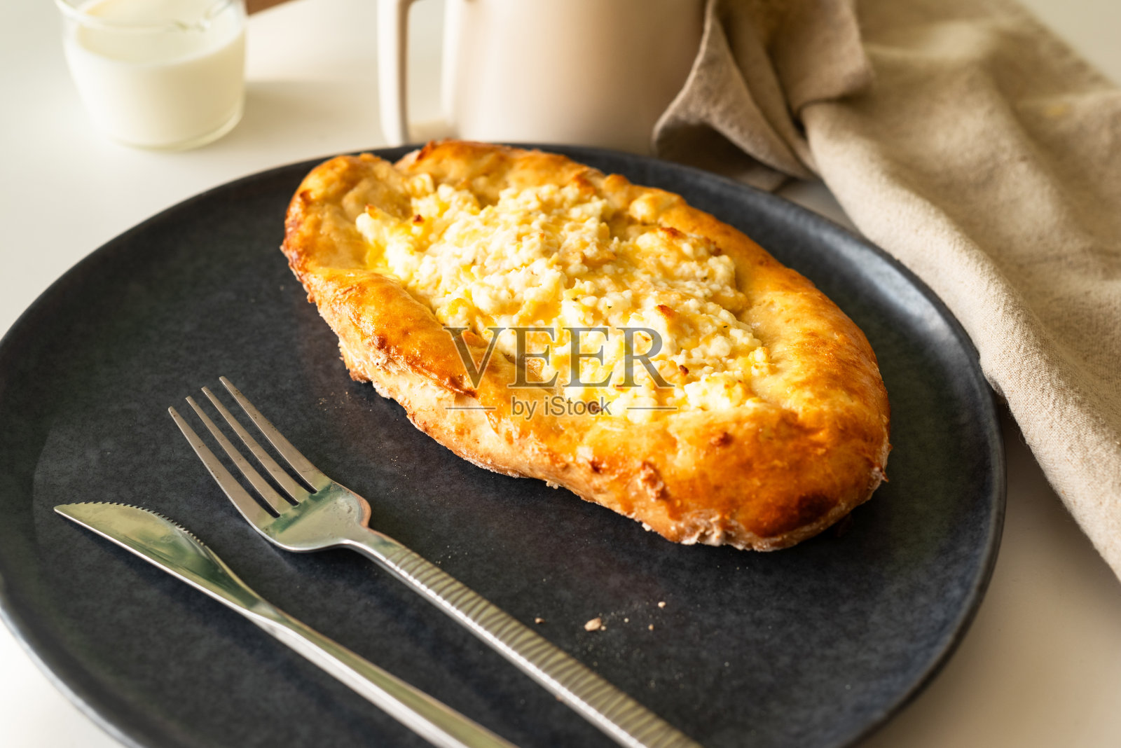 格鲁吉亚传统美食。敞开的马苏里拉奶酪派。Ajara khachapuri照片摄影图片