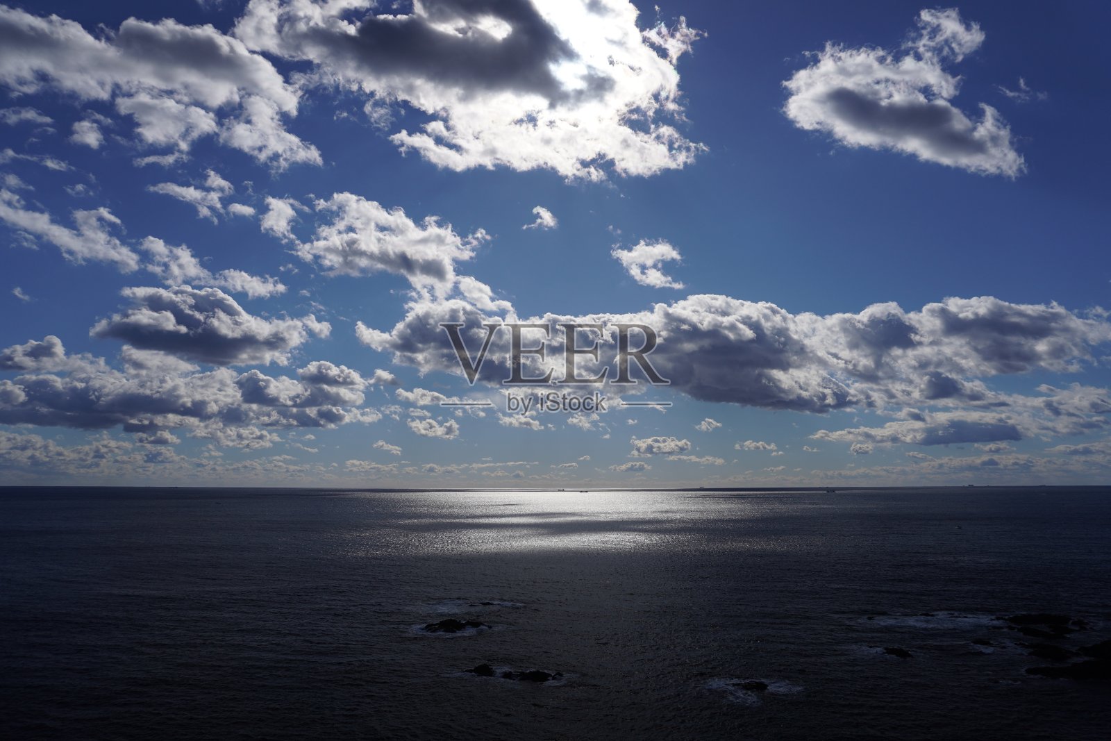 [伊势志摩]阳光照在海面和圆圆的地平线上照片摄影图片