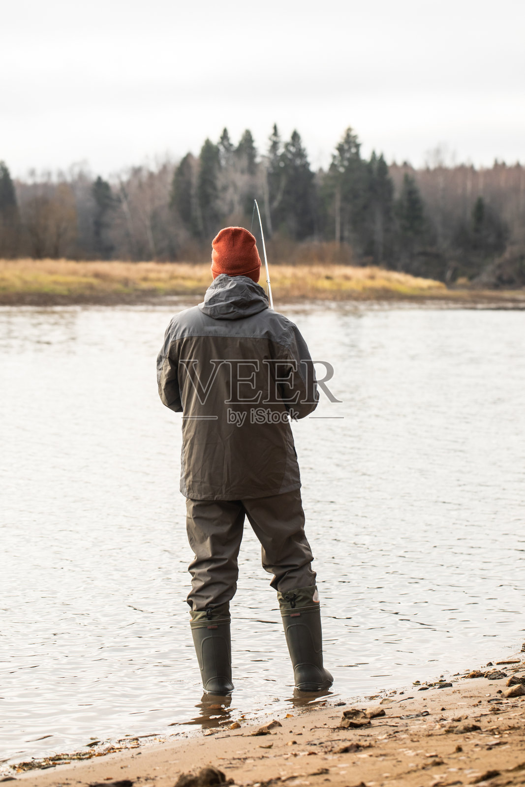 渔夫在河边钓鱼照片摄影图片