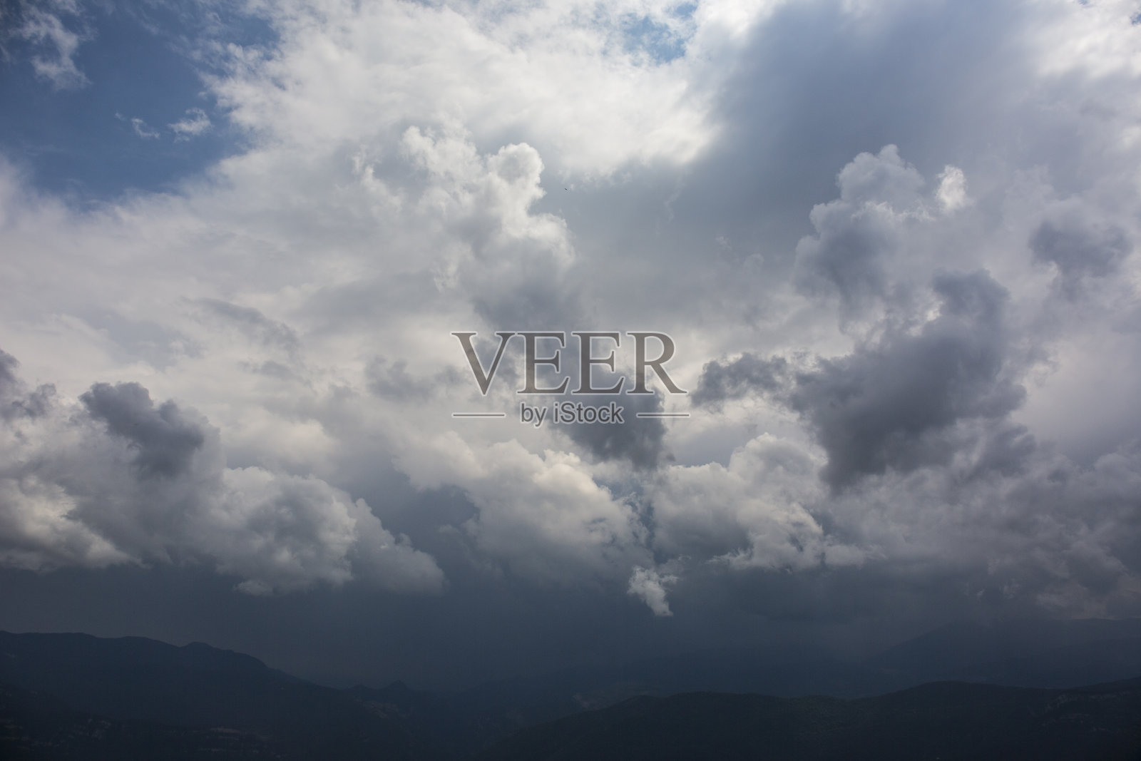 西班牙比利牛斯山脉，巴塞罗那，贝尔盖达山脉的风暴云照片摄影图片