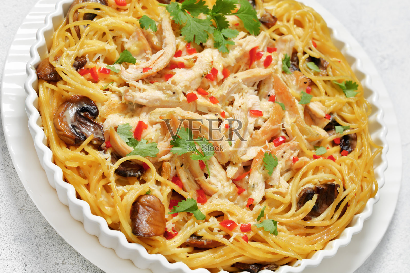 烤鸡意面配蘑菇，芝士，奶油照片摄影图片