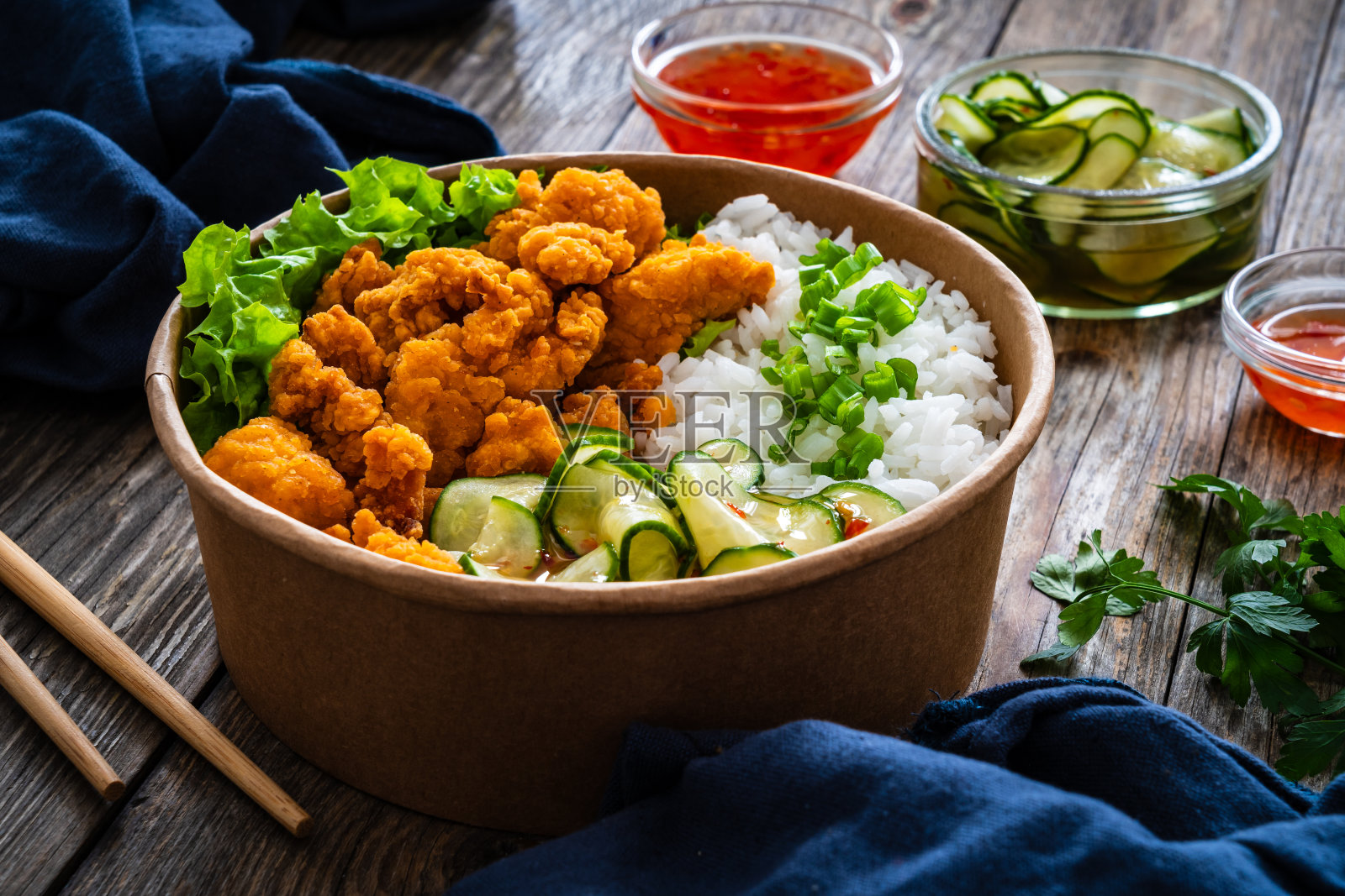韩式炸鸡——在木桌上用面包屑烤过的鸡块配上白米饭和蔬菜照片摄影图片