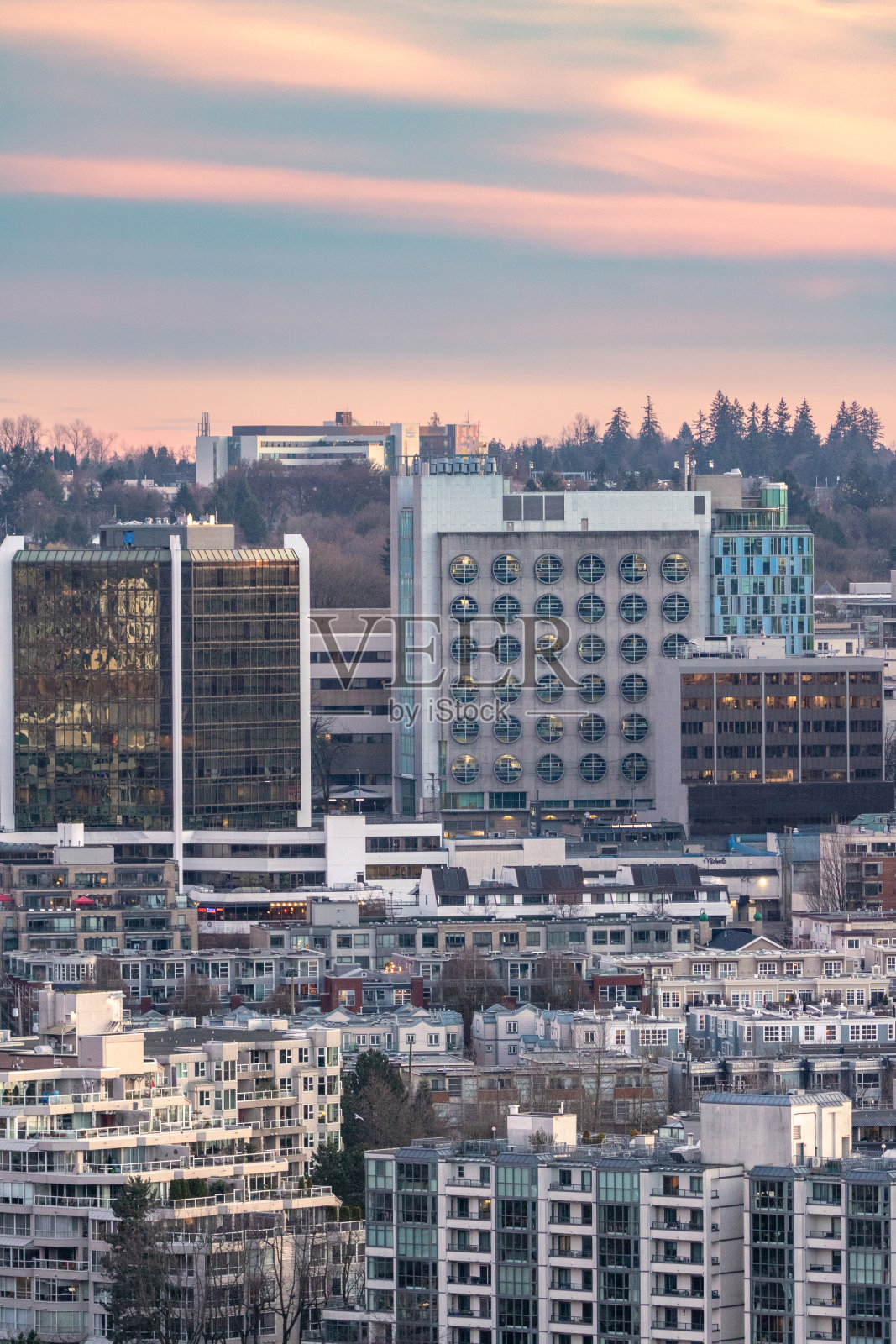城市景观上方的彩色柔和暖光照片摄影图片