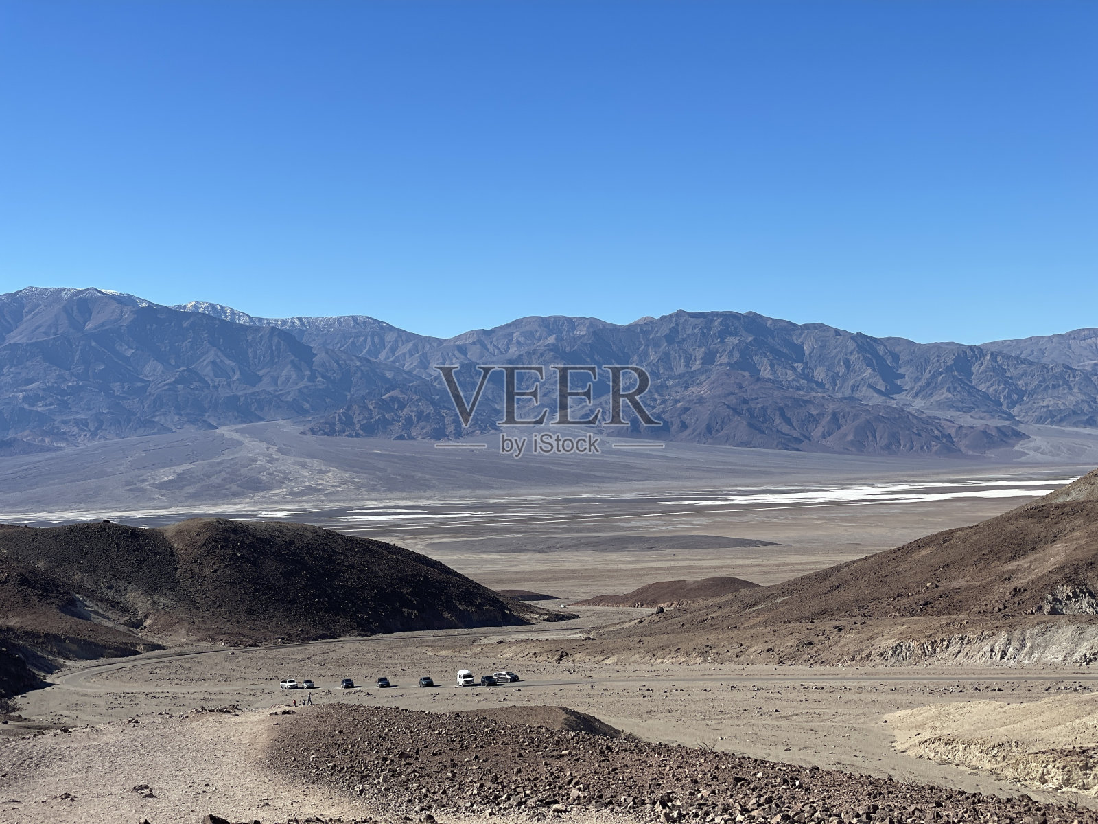 死亡谷国家公园的游客车辆照片摄影图片