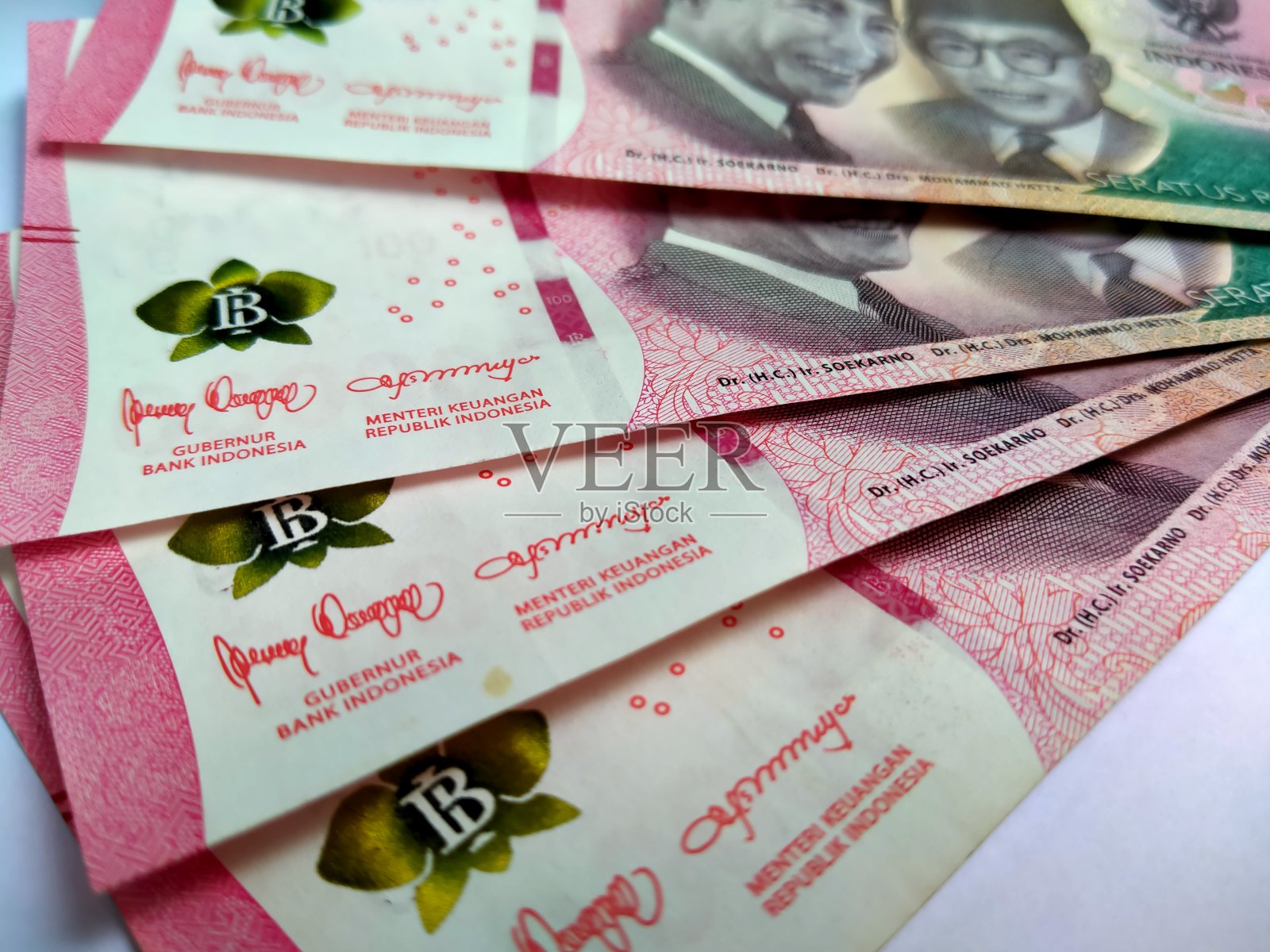 印尼货币，新系列印尼盾钞票。白底印尼币。在印尼进行买卖交易的印尼盾货币。印尼货币。十万卢比。照片摄影图片