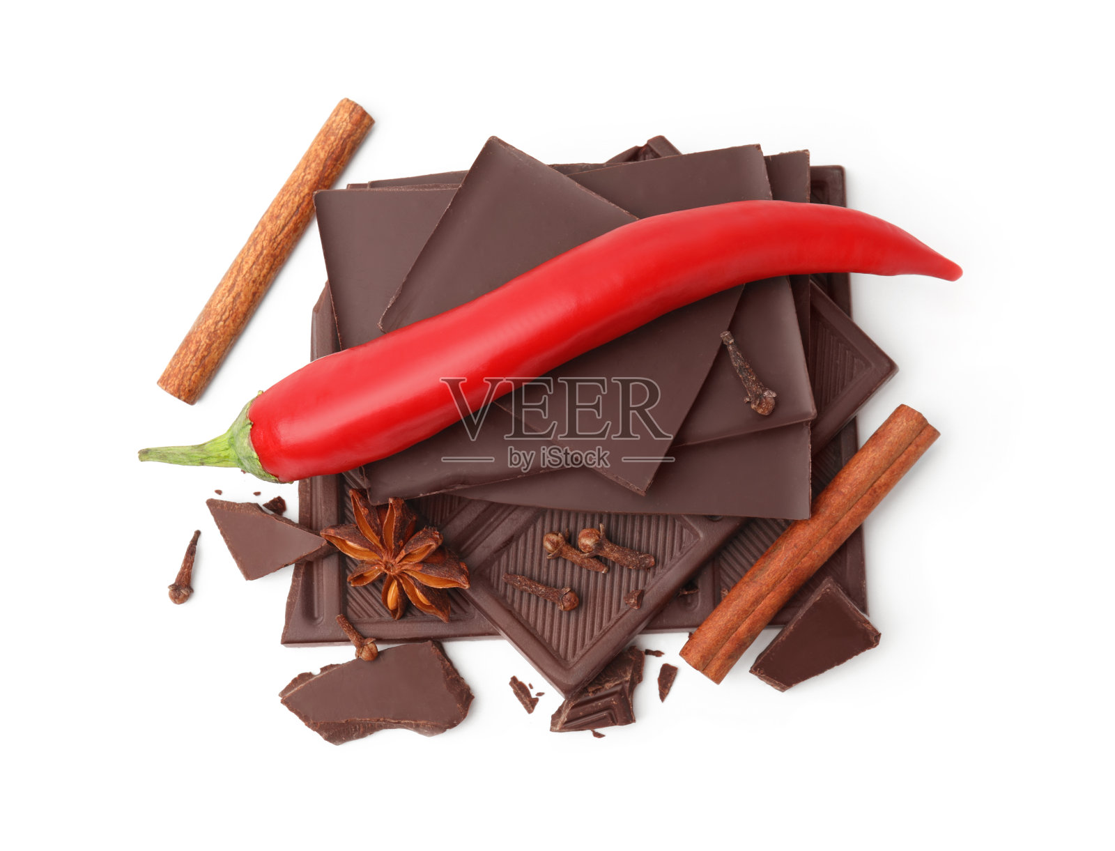 红辣椒和黑巧克力与香料隔离在白色，俯视图照片摄影图片
