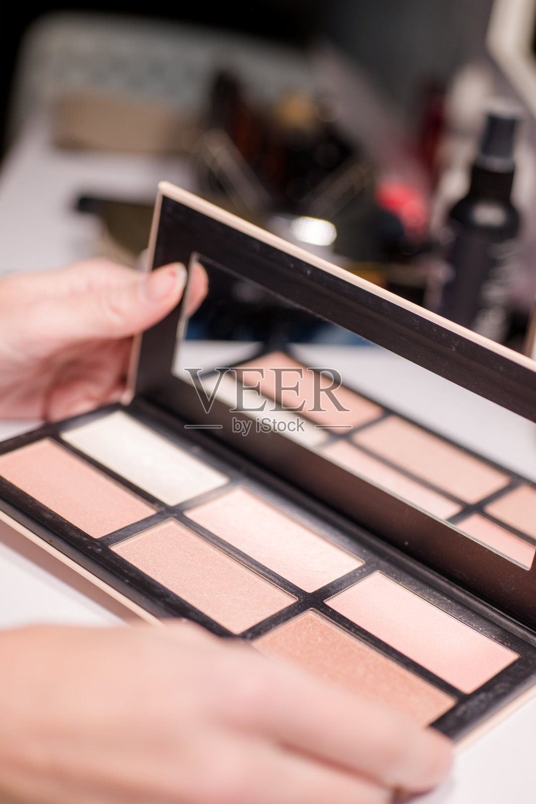 化妆刷，完美眼影的秘密，化妆刷和一个大漂亮的金色粉盒照片摄影图片