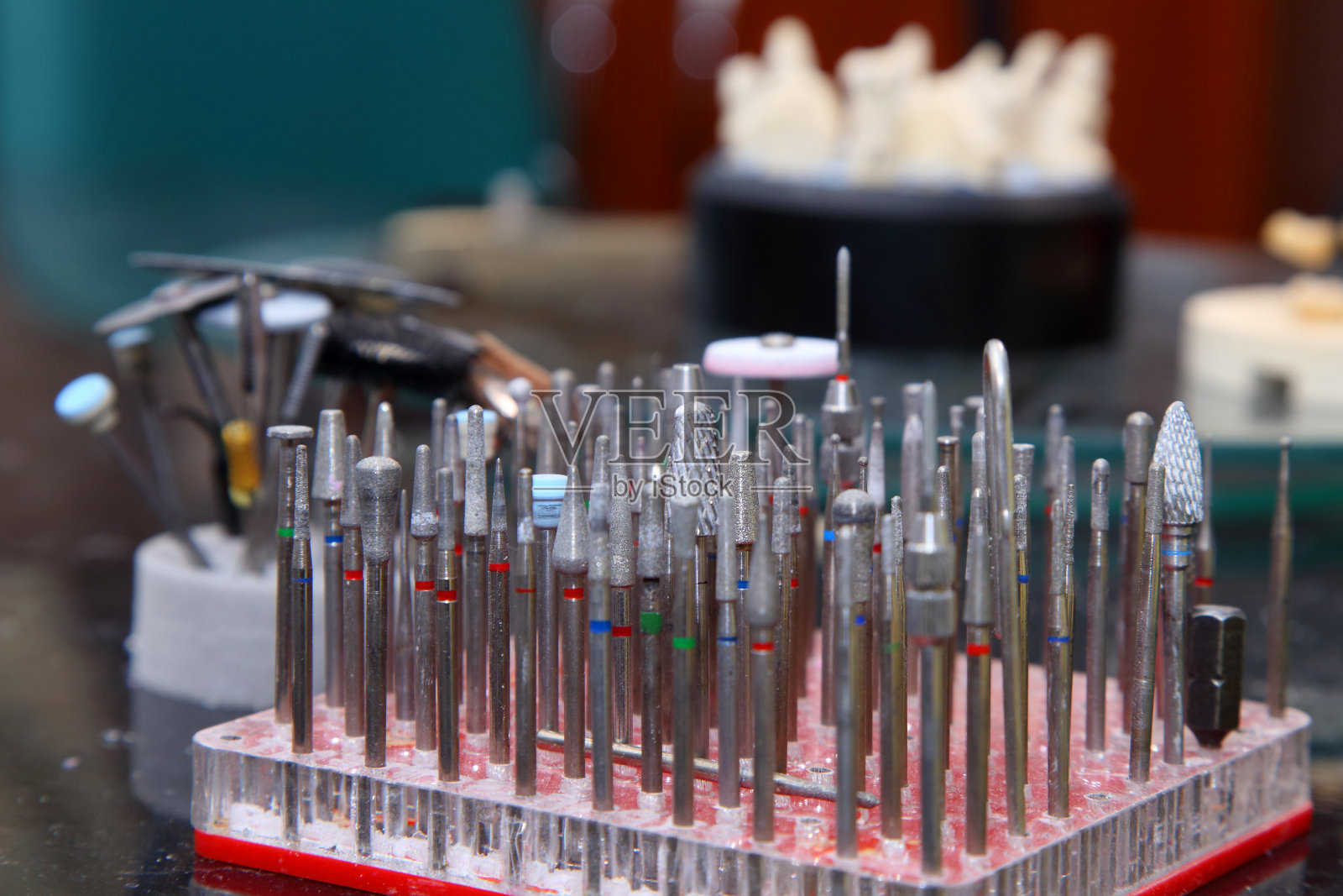 陶瓷制成的牙冠和假牙的制造。扫描牙齿的石膏模型。牙科诊所中陶瓷假牙的制作。种植用陶瓷牙冠照片摄影图片