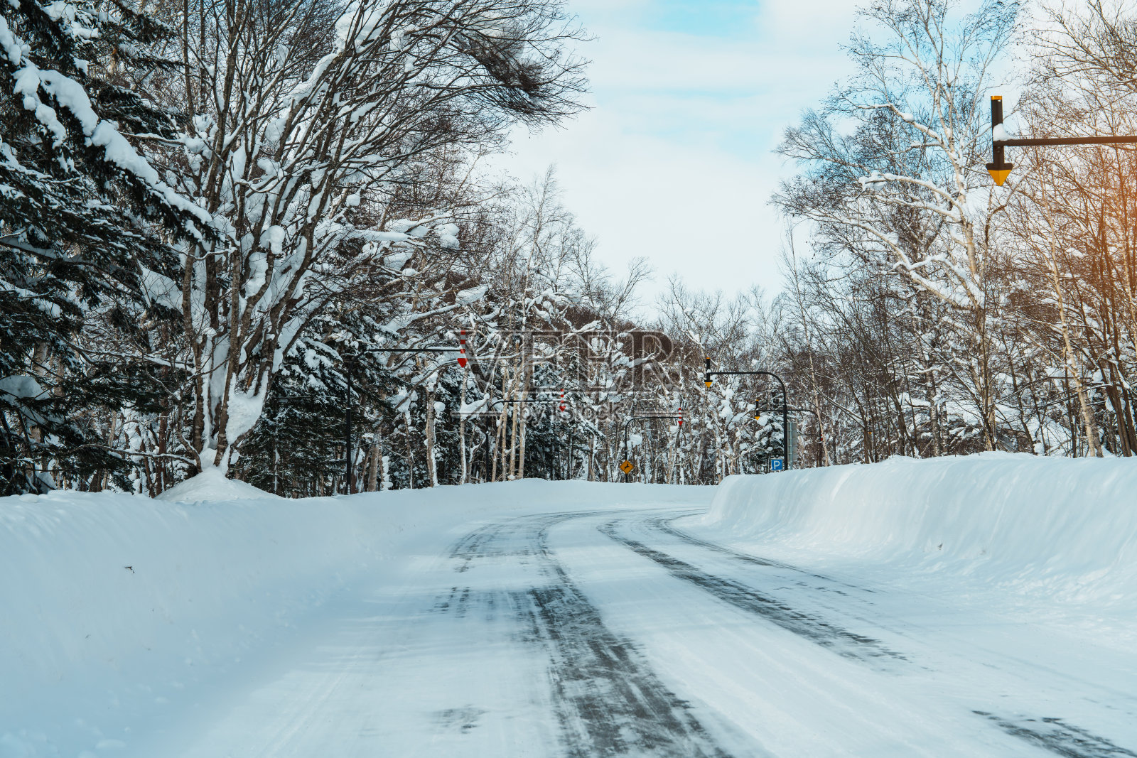 冬季汽车行驶时美丽的雪路森林景观。冬季旅行，公路旅行，冒险，探索和度假的概念照片摄影图片