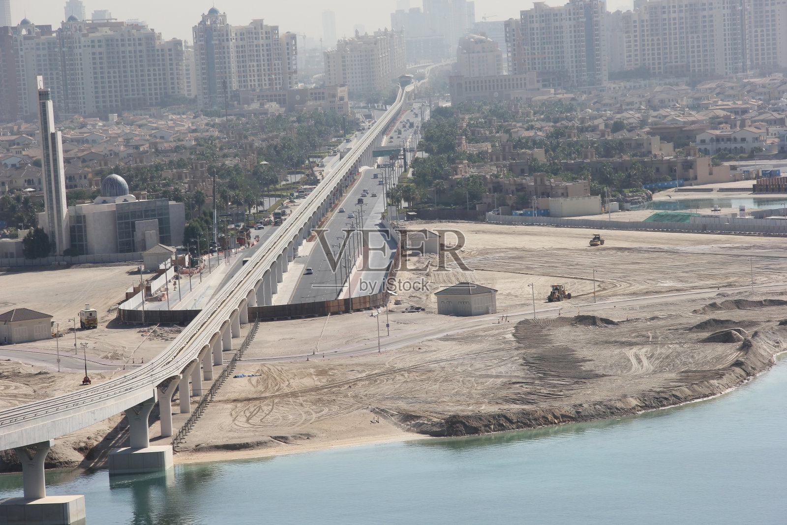 阿布扎比天际线与阿拉伯海的看法照片摄影图片