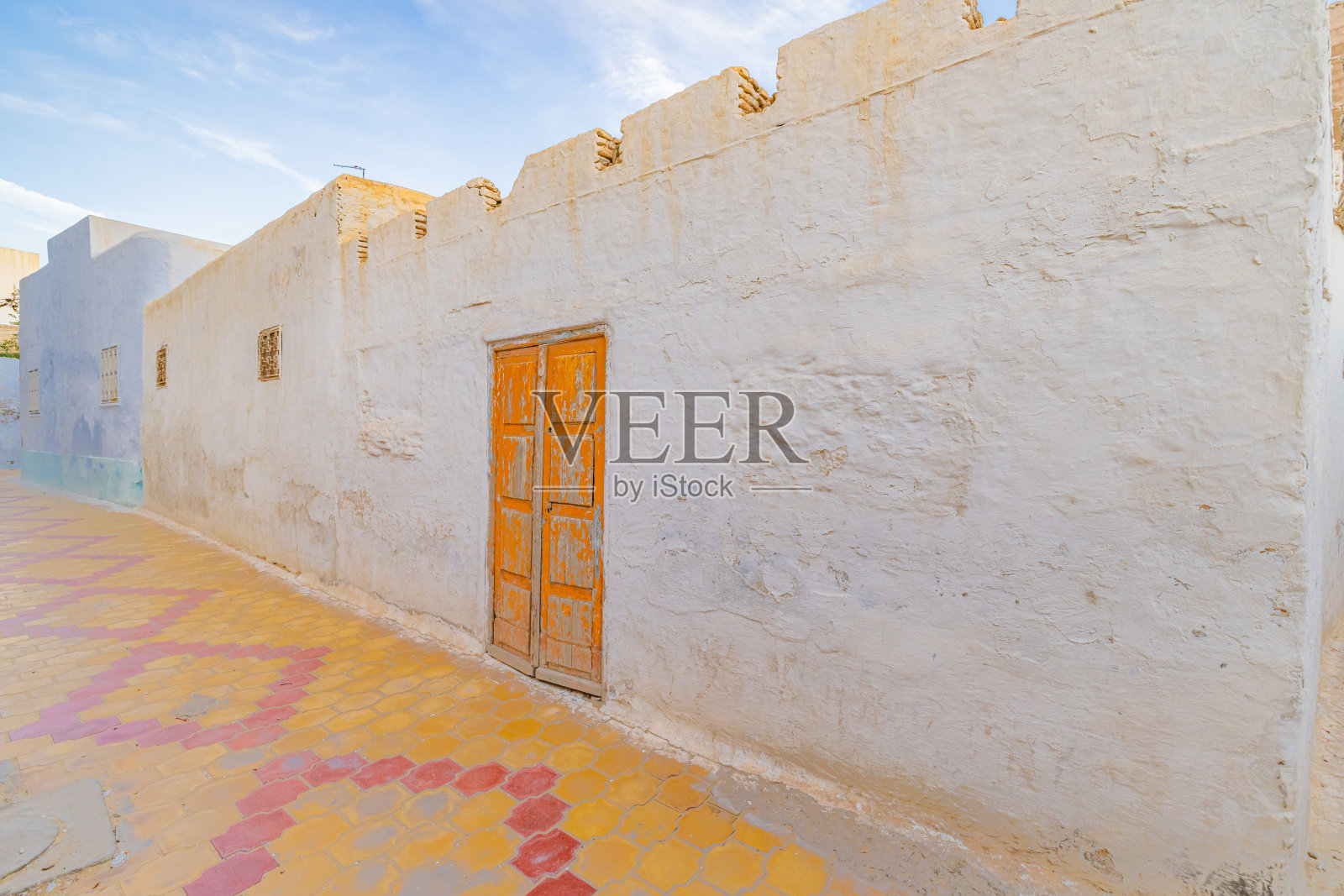 凯鲁万市色彩斑斓的小巷。照片摄影图片