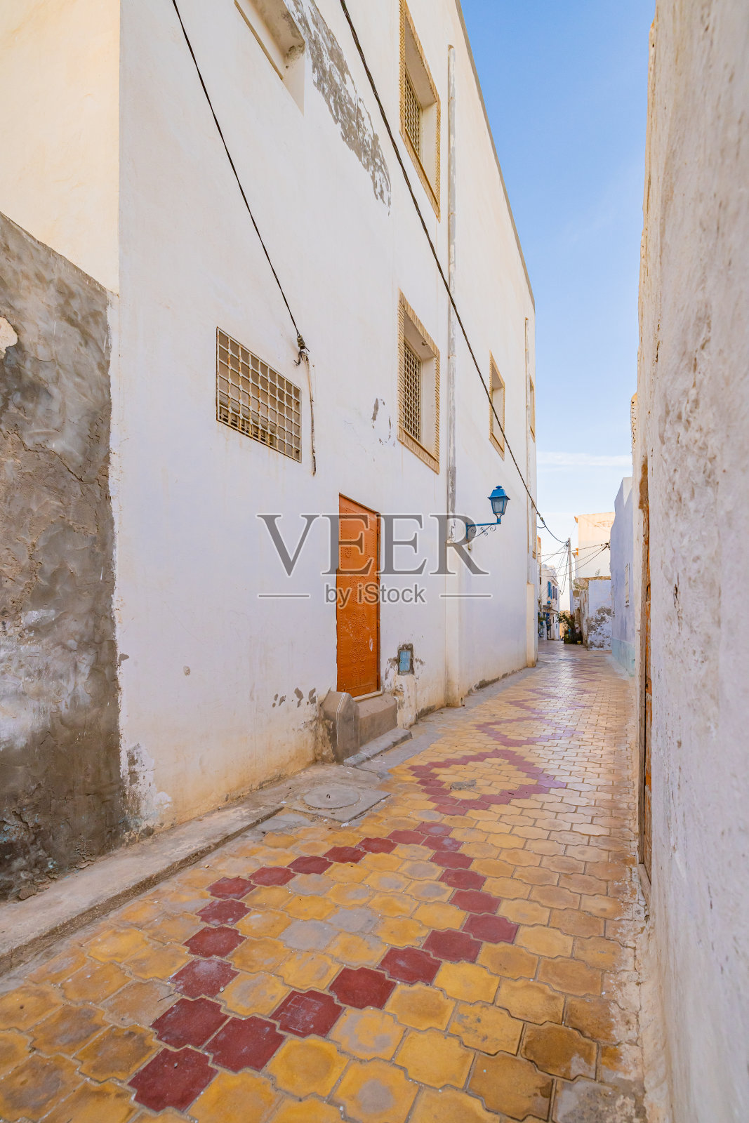 凯鲁万市色彩斑斓的小巷。照片摄影图片