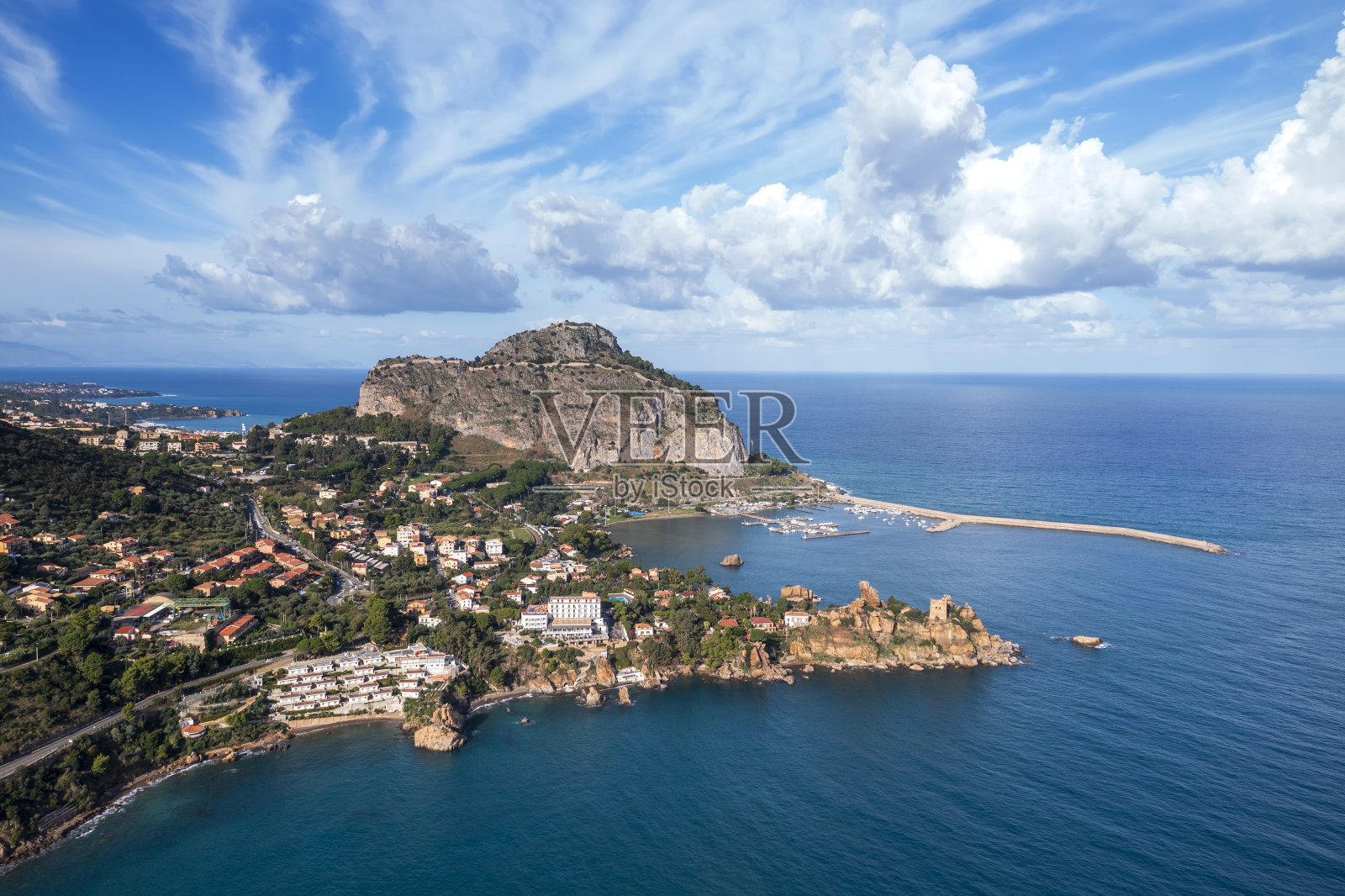 一个海湾和一块大石头照片摄影图片